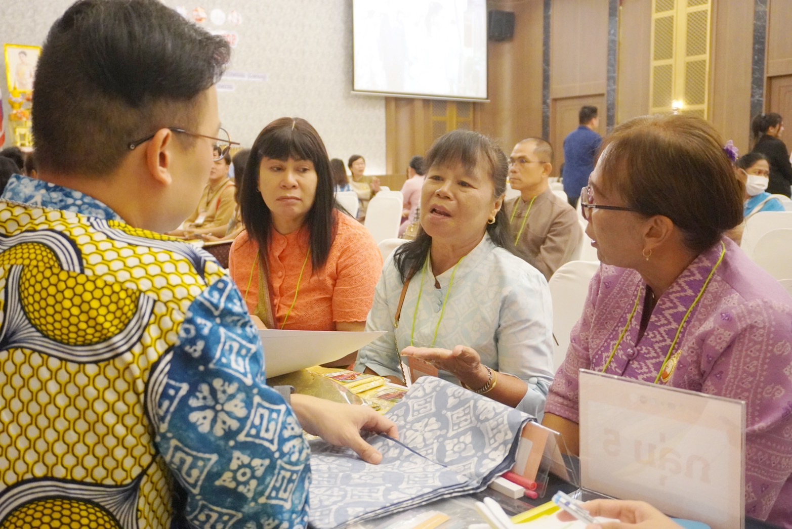 พช.อยุธยา ร่วมอบรมเชิงปฏิบัติการการพัฒนาศักยภาพผู้ผลิต ผู้ประกอบการ OTOP ประเภทผ้าและเครื่องแต่งกาย ช่างทอผ้าและงานหัตถกรรม (Coaching) ผ้าลายพระราชทาน “ผ้าลายสิริวชิราภรณ์” และงานหัตถกรรม