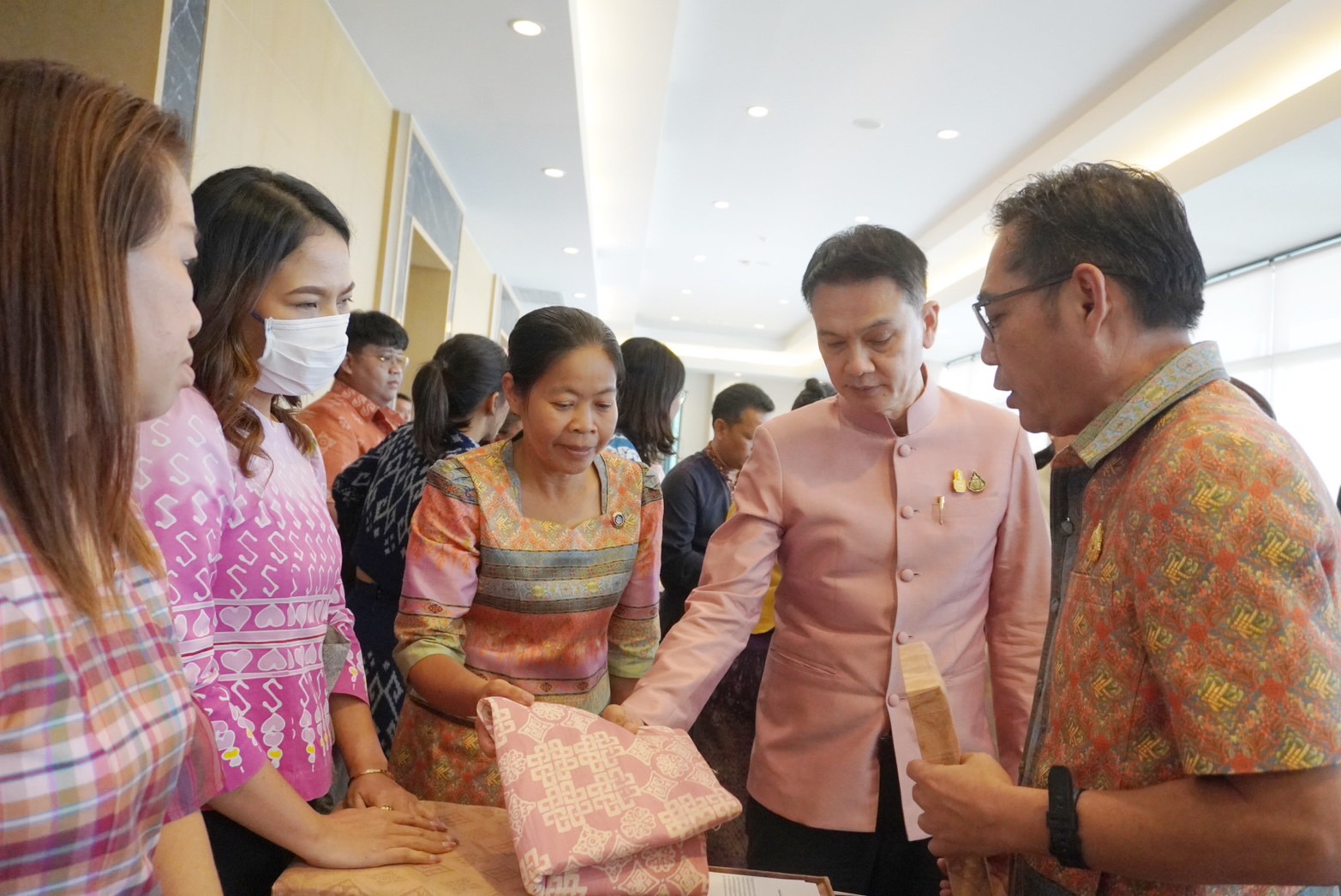 พช.อยุธยา ร่วมอบรมเชิงปฏิบัติการการพัฒนาศักยภาพผู้ผลิต ผู้ประกอบการ OTOP ประเภทผ้าและเครื่องแต่งกาย ช่างทอผ้าและงานหัตถกรรม (Coaching) ผ้าลายพระราชทาน “ผ้าลายสิริวชิราภรณ์” และงานหัตถกรรม