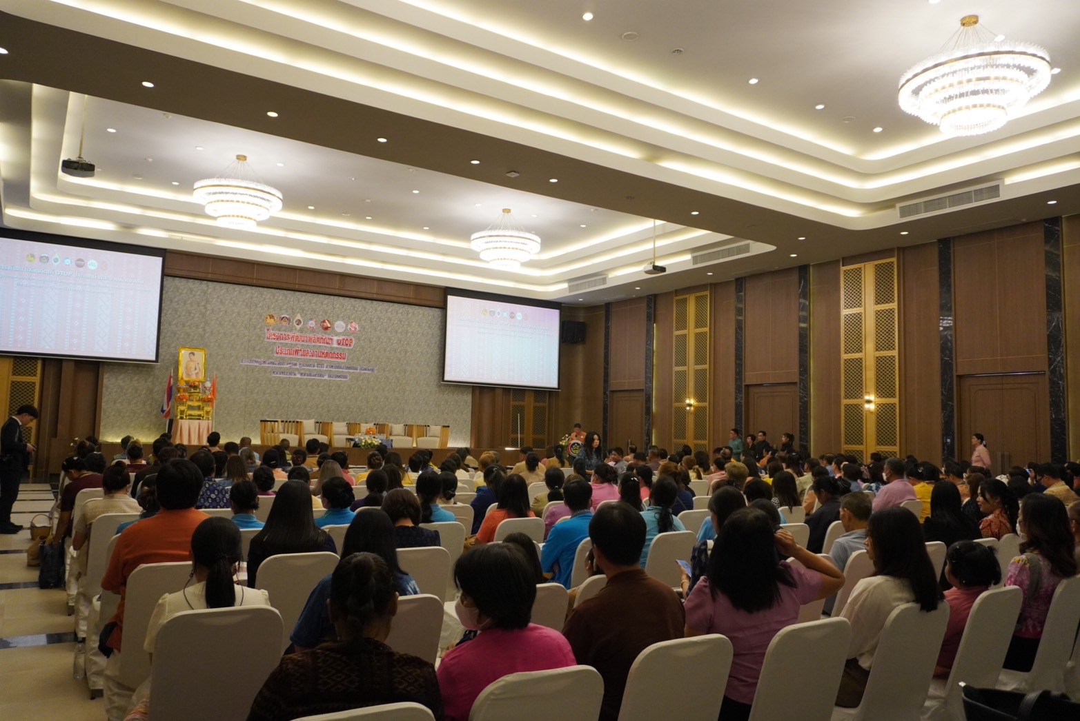 พช.อยุธยา ร่วมอบรมเชิงปฏิบัติการการพัฒนาศักยภาพผู้ผลิต ผู้ประกอบการ OTOP ประเภทผ้าและเครื่องแต่งกาย ช่างทอผ้าและงานหัตถกรรม (Coaching) ผ้าลายพระราชทาน “ผ้าลายสิริวชิราภรณ์” และงานหัตถกรรม