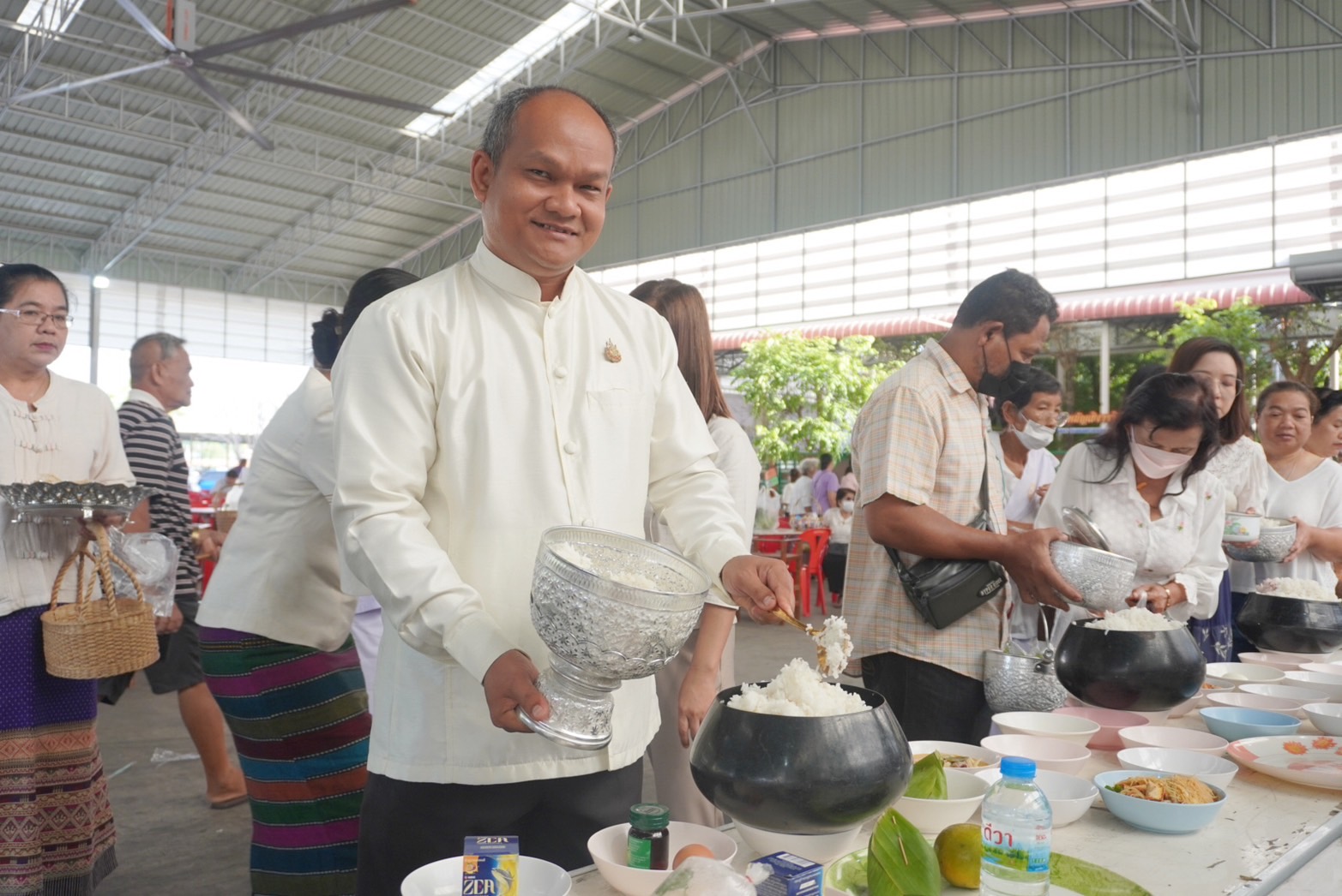 พช.อยุธยา ร่วมทำบุญตักบาตร ฟังธรรมเทศนา ในกิจกรรมส่งเสริมพระพุทธศาสนาเนื่องในเทศกาล วันวิสาขบูชา พุทธศักราช 2567