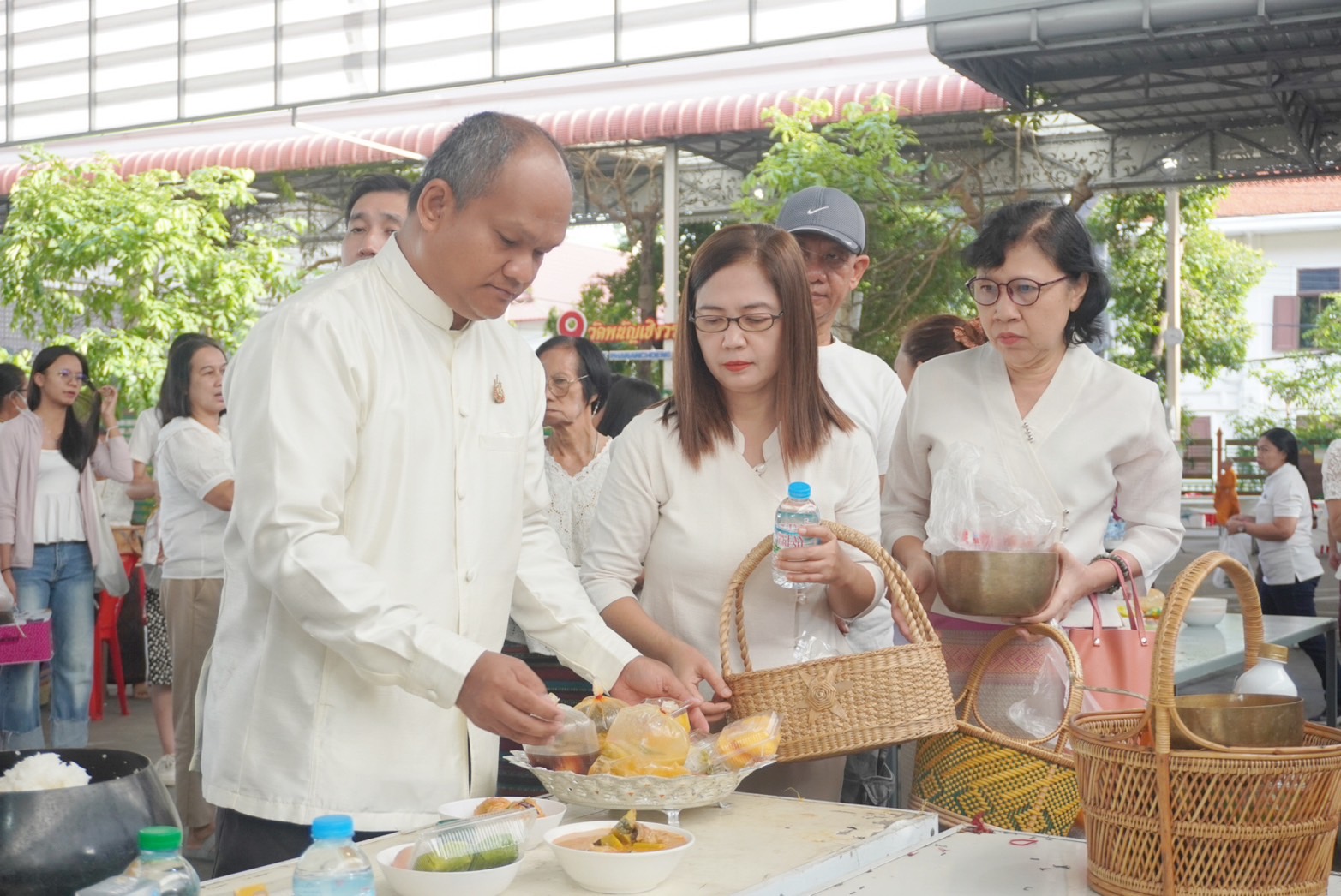 พช.อยุธยา ร่วมทำบุญตักบาตร ฟังธรรมเทศนา ในกิจกรรมส่งเสริมพระพุทธศาสนาเนื่องในเทศกาล วันวิสาขบูชา พุทธศักราช 2567