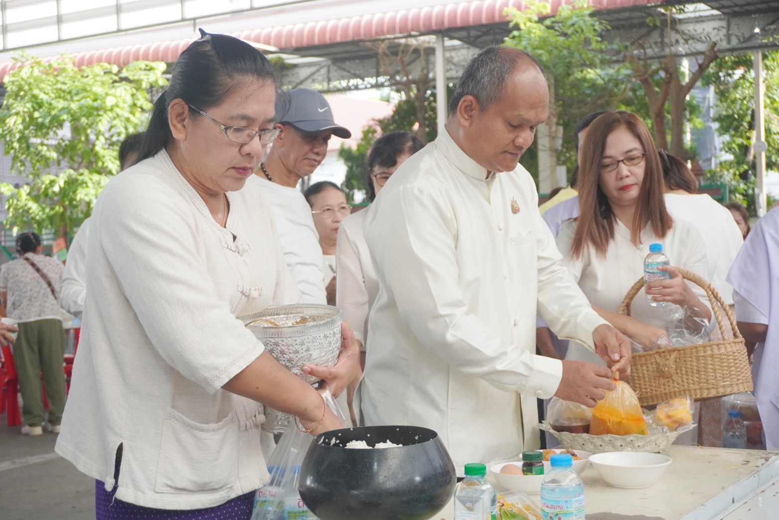 พช.อยุธยา ร่วมทำบุญตักบาตร ฟังธรรมเทศนา ในกิจกรรมส่งเสริมพระพุทธศาสนาเนื่องในเทศกาล วันวิสาขบูชา พุทธศักราช 2567
