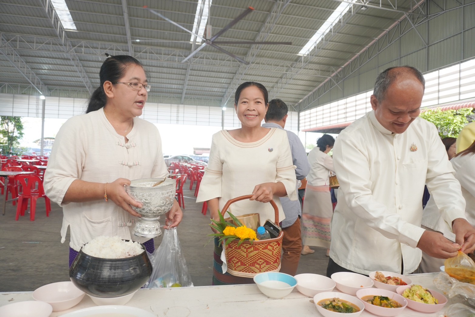 พช.อยุธยา ร่วมทำบุญตักบาตร ฟังธรรมเทศนา ในกิจกรรมส่งเสริมพระพุทธศาสนาเนื่องในเทศกาล วันวิสาขบูชา พุทธศักราช 2567
