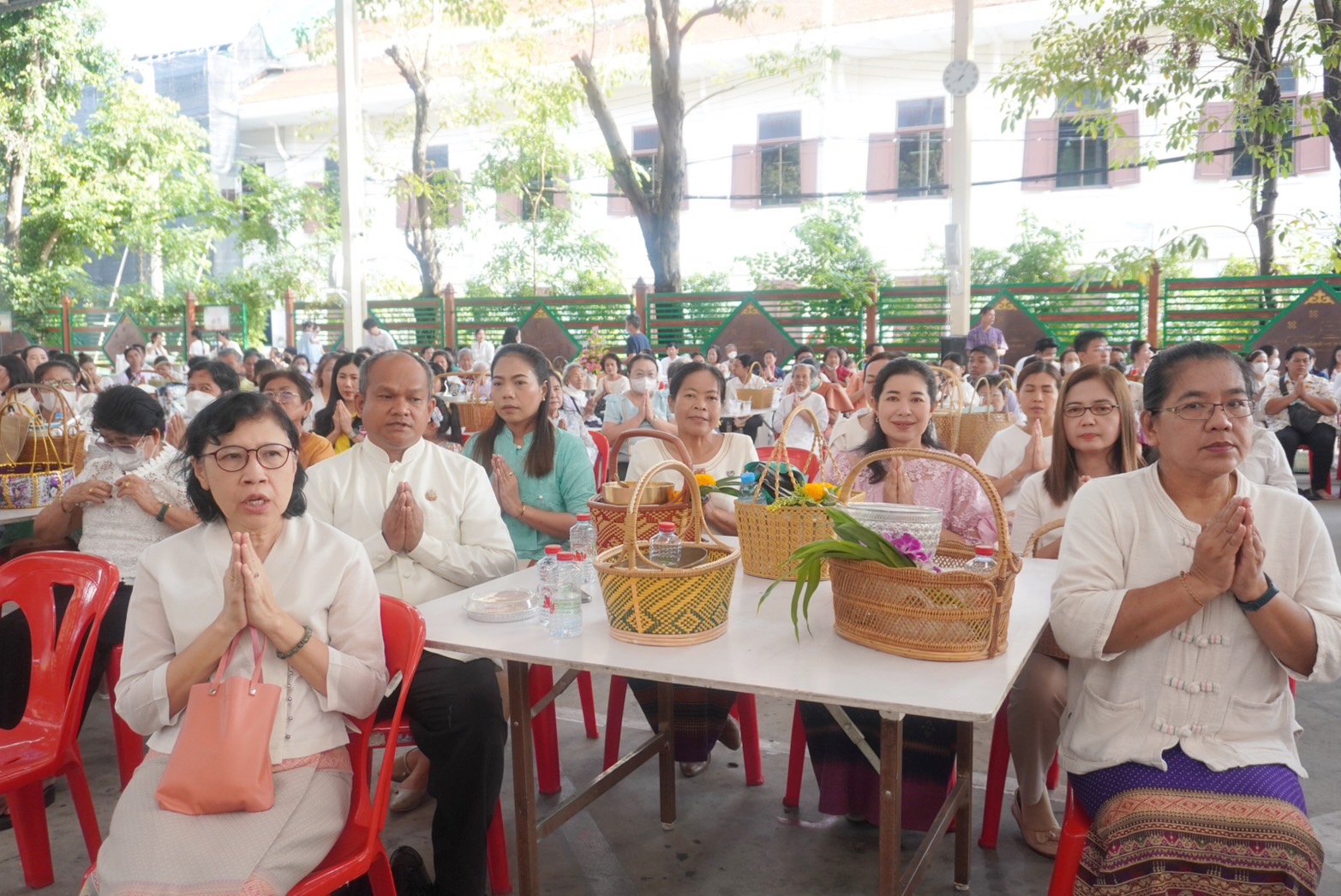 พช.อยุธยา ร่วมทำบุญตักบาตร ฟังธรรมเทศนา ในกิจกรรมส่งเสริมพระพุทธศาสนาเนื่องในเทศกาล วันวิสาขบูชา พุทธศักราช 2567
