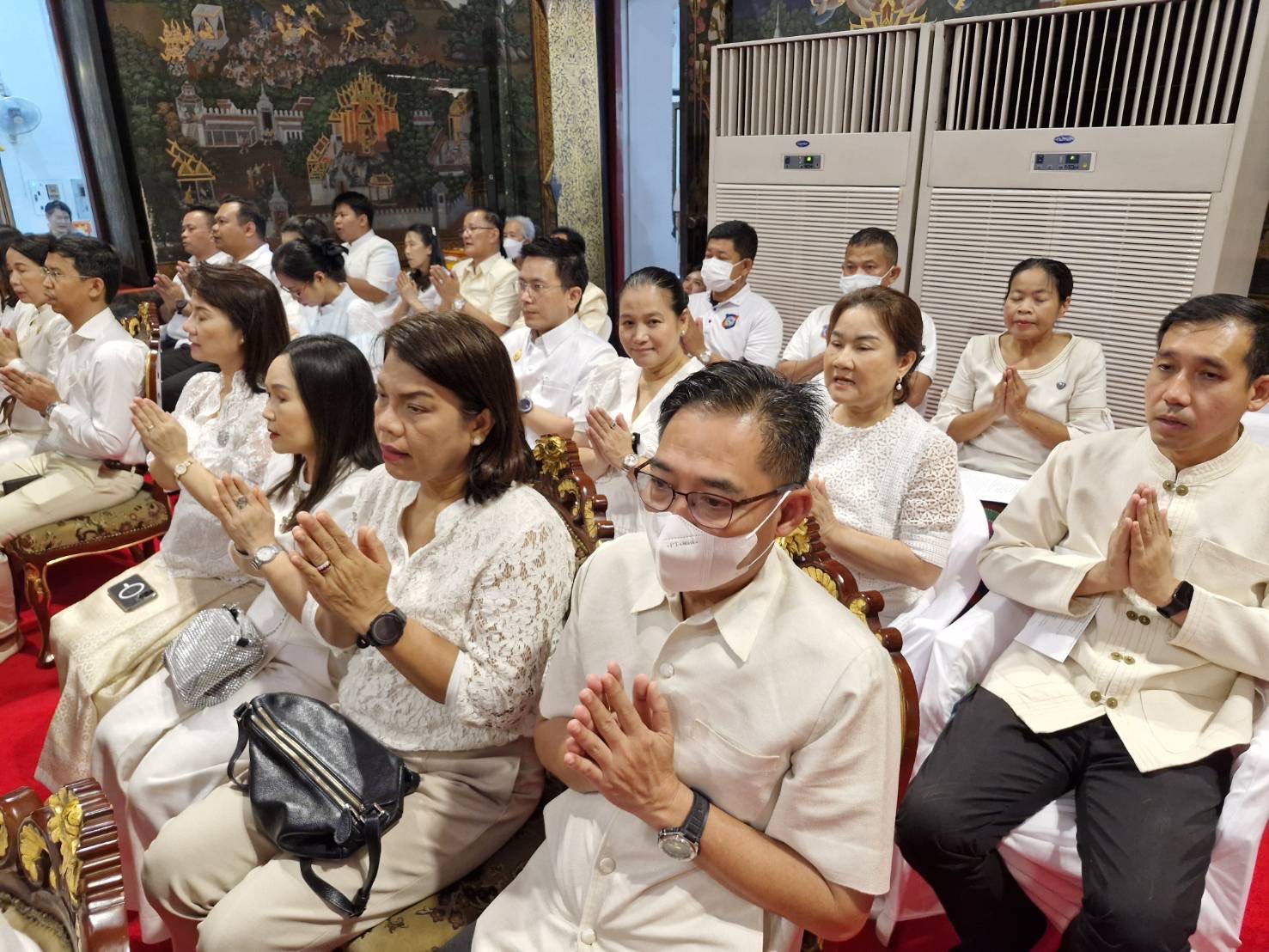 พช.อยุธยา ร่วมร่วมฟังเทศน์ ปฏิบัติธรรม และเวียนเทียนรอบพระอุโบสถ ประดิษฐานพระพุทธไตรรัตนนายก วัดพนัญเชิง วรวิหาร