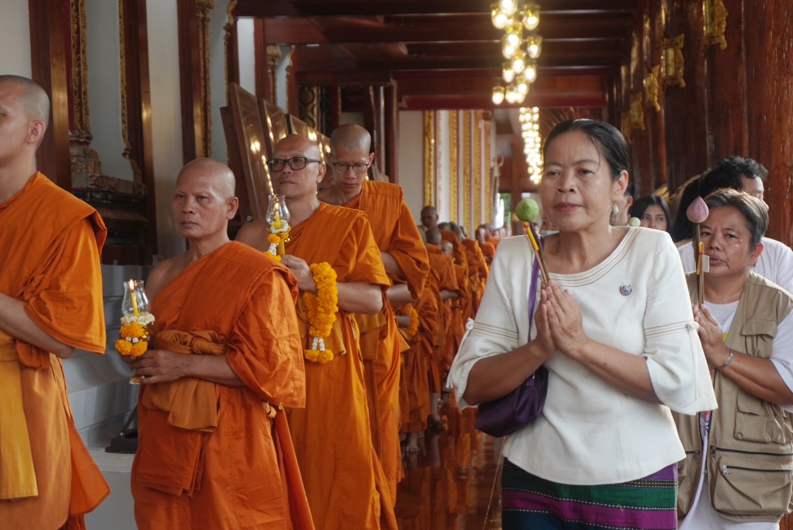 พช.อยุธยา ร่วมร่วมฟังเทศน์ ปฏิบัติธรรม และเวียนเทียนรอบพระอุโบสถ ประดิษฐานพระพุทธไตรรัตนนายก วัดพนัญเชิง วรวิหาร