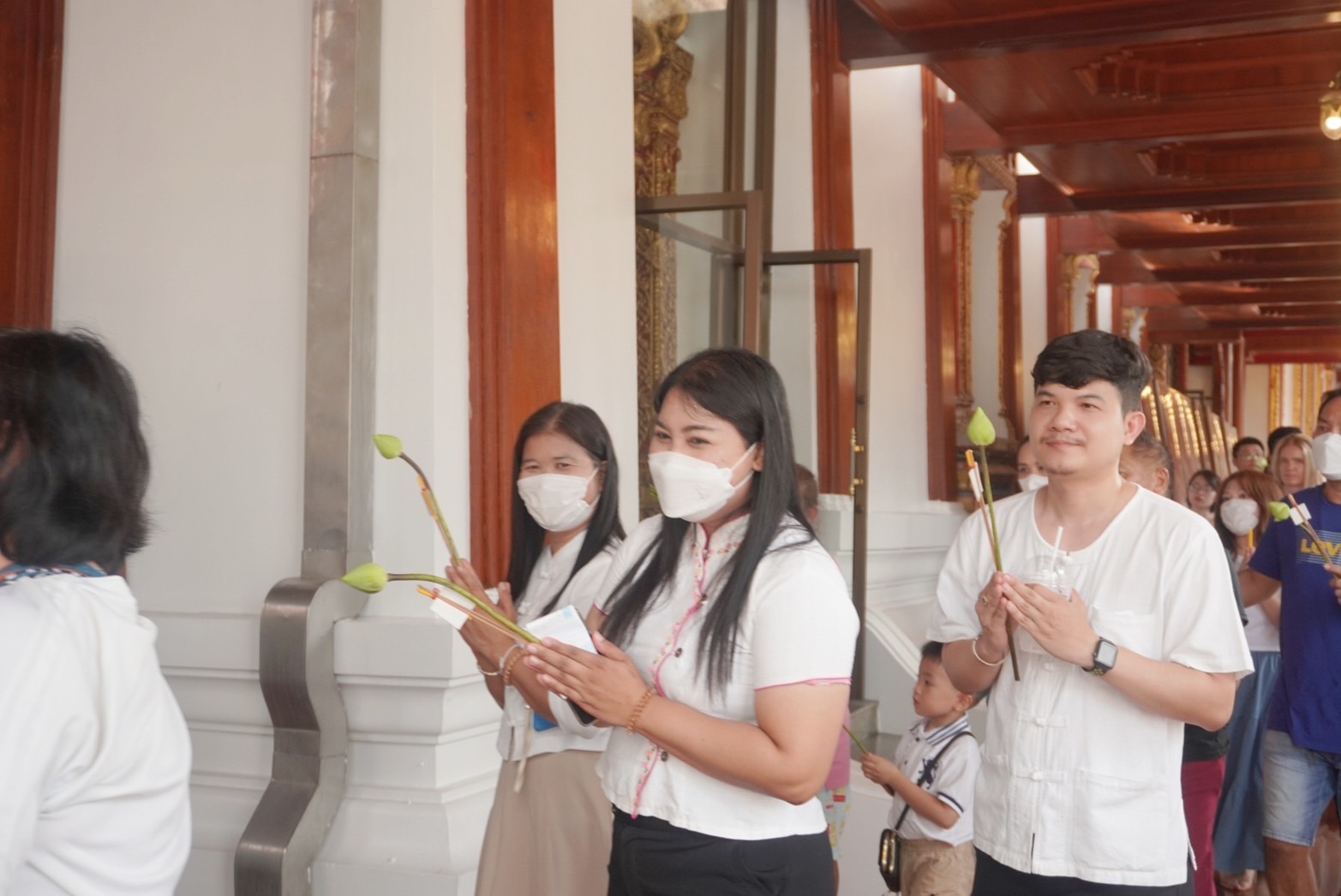 พช.อยุธยา ร่วมร่วมฟังเทศน์ ปฏิบัติธรรม และเวียนเทียนรอบพระอุโบสถ ประดิษฐานพระพุทธไตรรัตนนายก วัดพนัญเชิง วรวิหาร