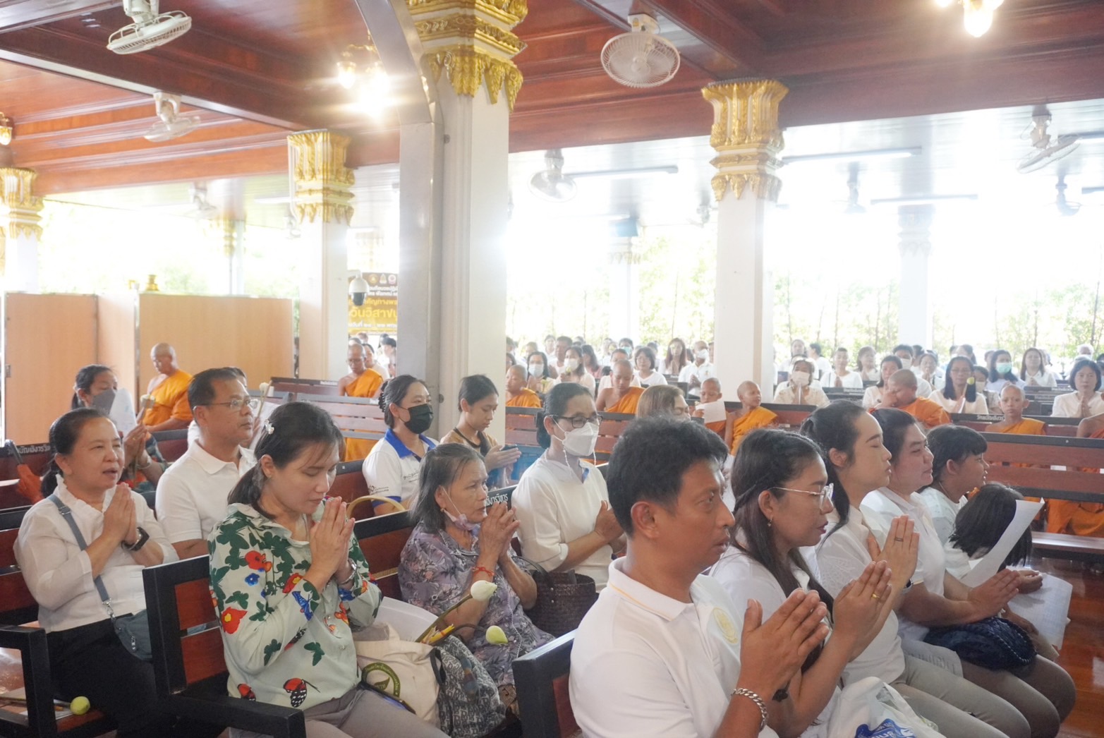 พช.อยุธยา ร่วมร่วมฟังเทศน์ ปฏิบัติธรรม และเวียนเทียนรอบพระอุโบสถ ประดิษฐานพระพุทธไตรรัตนนายก วัดพนัญเชิง วรวิหาร