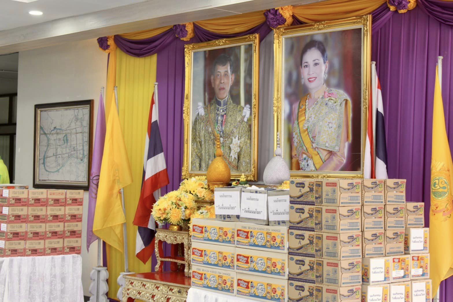 พช.กรุงเก่า ร่วมมอบนมยูเอชทีให้แก่ผู้อำนวยการโรงเรียนในโครงการกองทุนการศึกษา ภายใต้โครงการบริจาคนมกล่องให้แก่โรงเรียนเนื่องในวันดื่มนมโลก เพื่อถวายเป็นพระราชกุศล