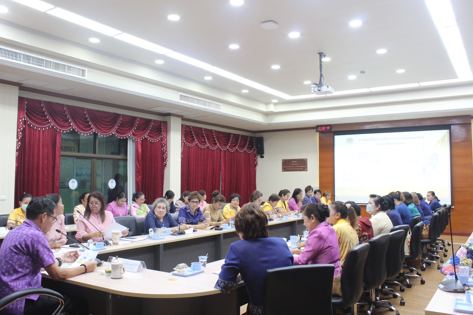 พช.กรุงเก่า จัดประชุมเชิงปฏิบัติการเสริมสร้างศักยภาพองค์กรสตรีเพื่อขับเคลื่อนการขจัดความยากจน