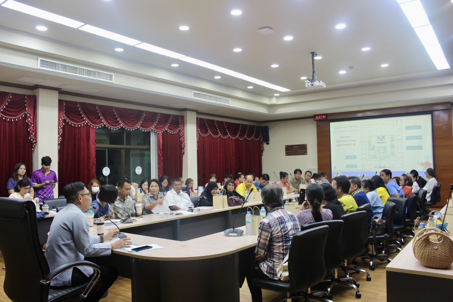 พช.อยุธยา จัดประชุมเตรียมความพร้อมโครงการส่งเสริมและเพิ่มช่องทางการตลาดผลิตภัณฑ์ชุมชน (Road Show OTOP Ayutthaya)