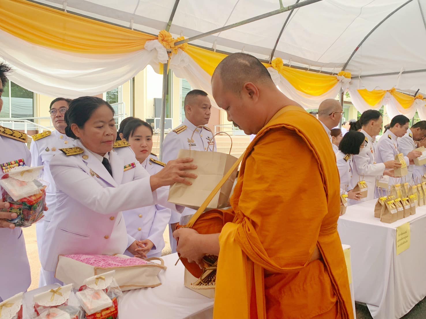 พช.อยุธยา ร่วมพิธีทำบุญตักบาตรถวายพระราชกุศล พระบาทสมเด็จพระเจ้าอยู่หัว เนื่องในโอกาสพระราชพิธีมหามงคลเฉลิมพระชนมพรรษา 6 รอบ 28 กรกฎาคม 2567 และถวายสัตย์ปฏิญาณเพื่อเป็นข้าราชการที่ดีและพลังของแผ่นดิน