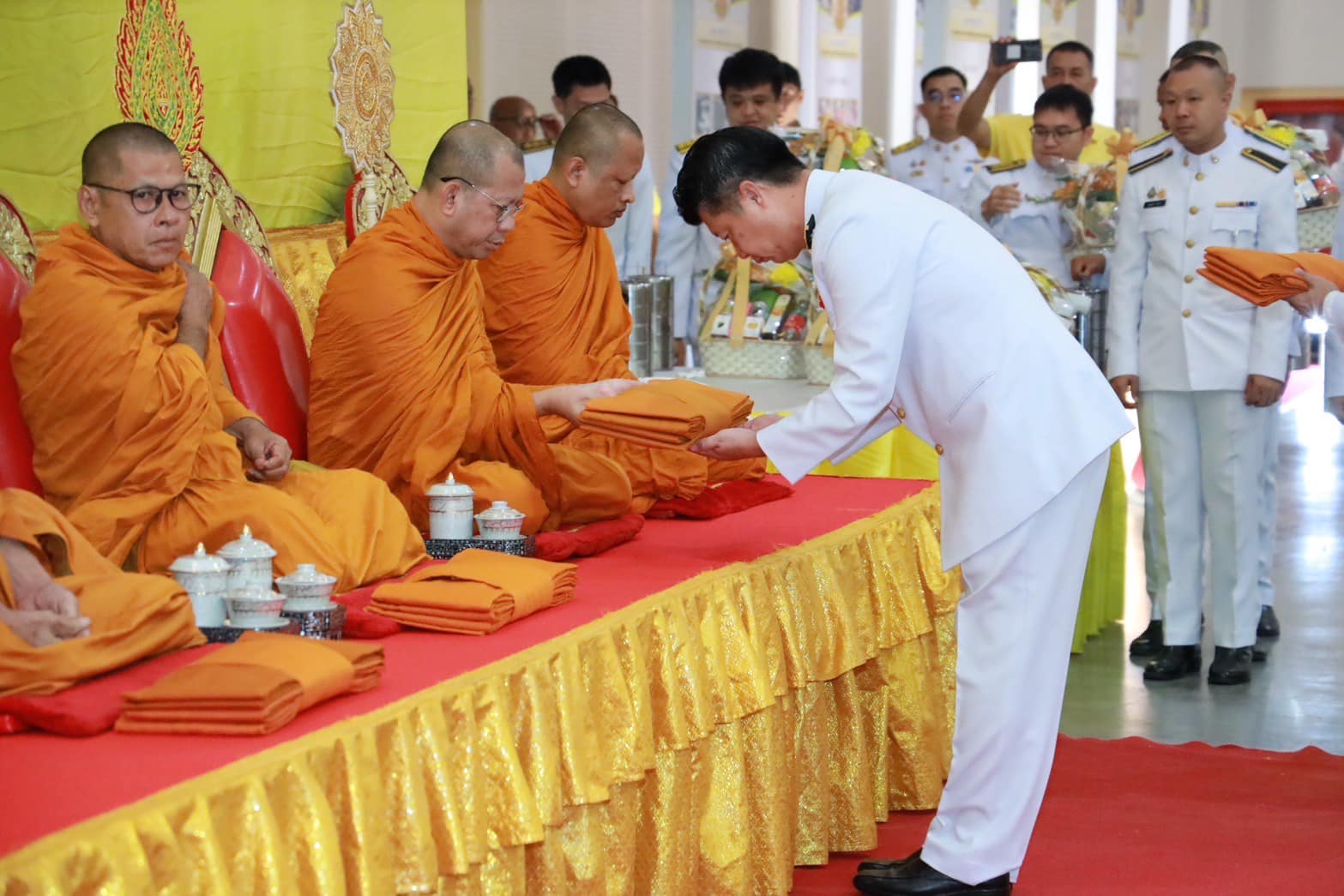 พช.อยุธยา ร่วมพิธีทำบุญตักบาตรถวายพระราชกุศล พระบาทสมเด็จพระเจ้าอยู่หัว เนื่องในโอกาสพระราชพิธีมหามงคลเฉลิมพระชนมพรรษา 6 รอบ 28 กรกฎาคม 2567 และถวายสัตย์ปฏิญาณเพื่อเป็นข้าราชการที่ดีและพลังของแผ่นดิน
