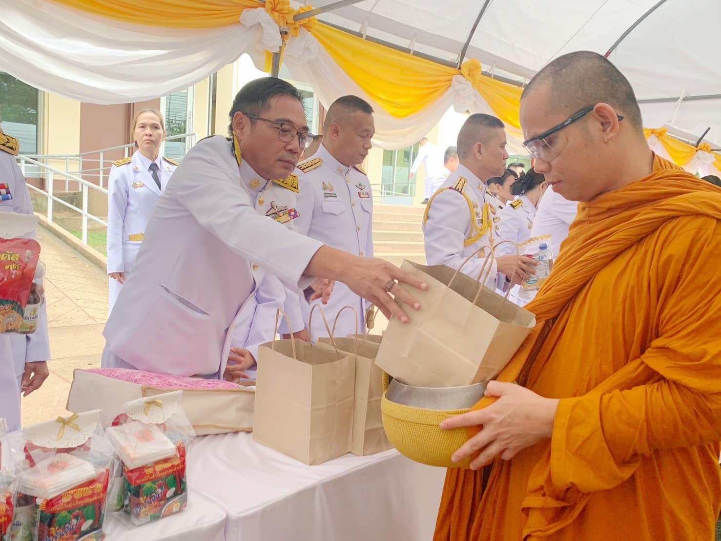 พช.อยุธยา ร่วมพิธีทำบุญตักบาตรถวายพระราชกุศล พระบาทสมเด็จพระเจ้าอยู่หัว เนื่องในโอกาสพระราชพิธีมหามงคลเฉลิมพระชนมพรรษา 6 รอบ 28 กรกฎาคม 2567 และถวายสัตย์ปฏิญาณเพื่อเป็นข้าราชการที่ดีและพลังของแผ่นดิน