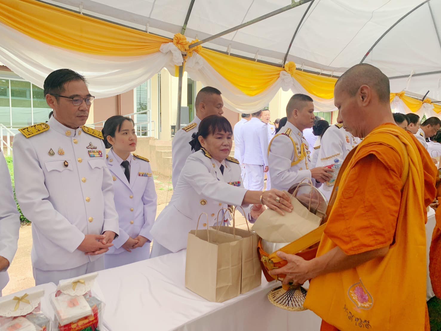 พช.อยุธยา ร่วมพิธีทำบุญตักบาตรถวายพระราชกุศล พระบาทสมเด็จพระเจ้าอยู่หัว เนื่องในโอกาสพระราชพิธีมหามงคลเฉลิมพระชนมพรรษา 6 รอบ 28 กรกฎาคม 2567 และถวายสัตย์ปฏิญาณเพื่อเป็นข้าราชการที่ดีและพลังของแผ่นดิน
