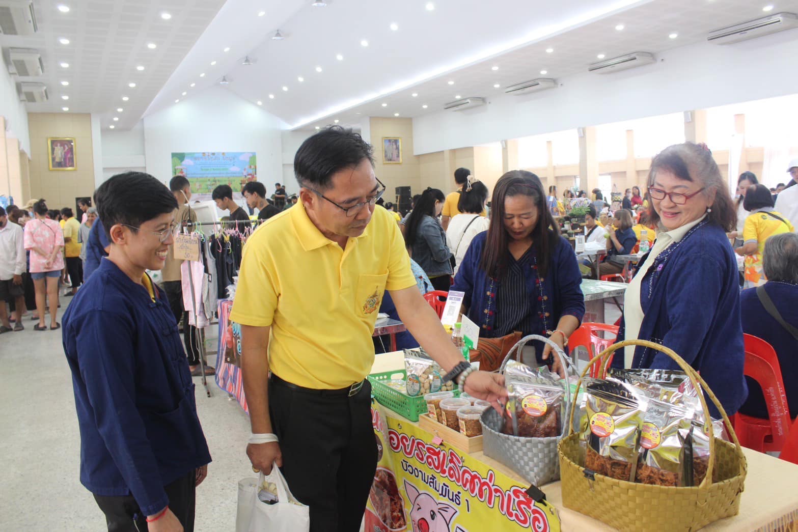 พจ.อยุธยา ร่วมกิจกรรมตลาดปันรัก ปันสุข #คนท่าเรือไม่ทิ้งกัน ณ ที่ว่าการอำเภอท่าเรือ