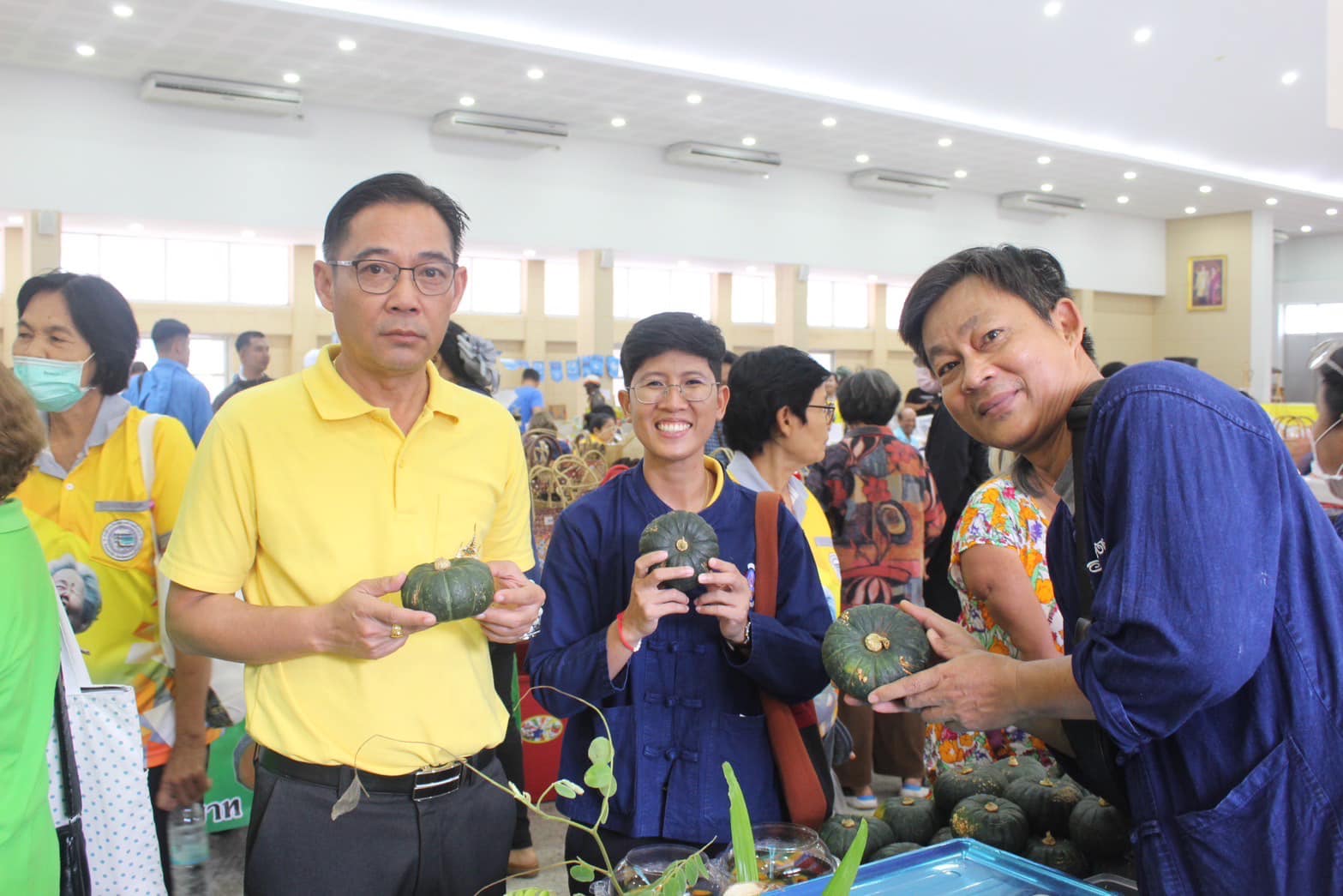 พจ.อยุธยา ร่วมกิจกรรมตลาดปันรัก ปันสุข #คนท่าเรือไม่ทิ้งกัน ณ ที่ว่าการอำเภอท่าเรือ