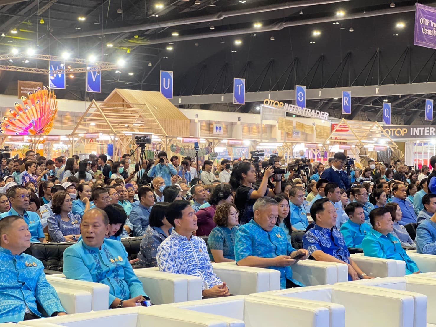 พช.อยุธยา ร่วมเปิดงาน “ศิลปาชีพประทีปไทย OTOP หลอมดวงใจ ด้วยพระบารมี”