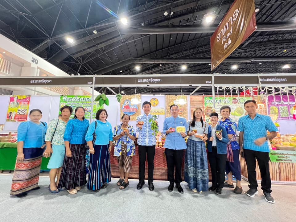 พช.อยุธยา ร่วมเปิดงาน “ศิลปาชีพประทีปไทย OTOP หลอมดวงใจ ด้วยพระบารมี”