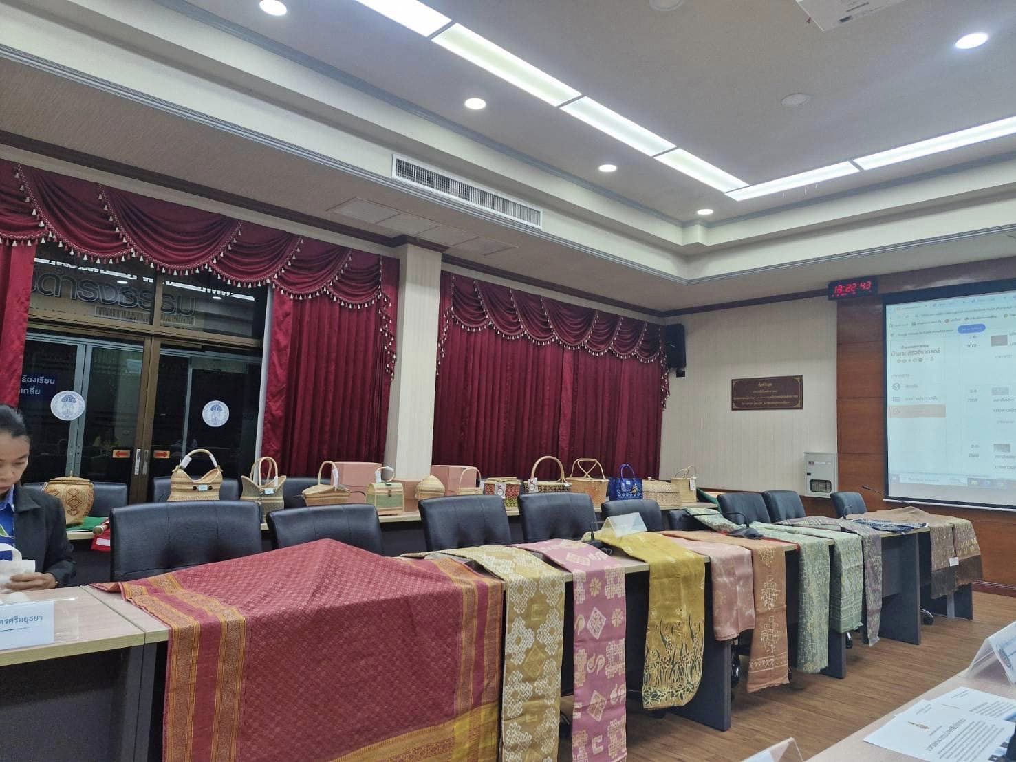 พช.อยุธยา จัดการประชุมการพิจารณากลั่นกรองการประกวดผ้าลายพระราชทาน “ผ้าลายสิริวชิราภรณ์” และงานหัตถกรรม ระดับจังหวัด ประจำปี 2567