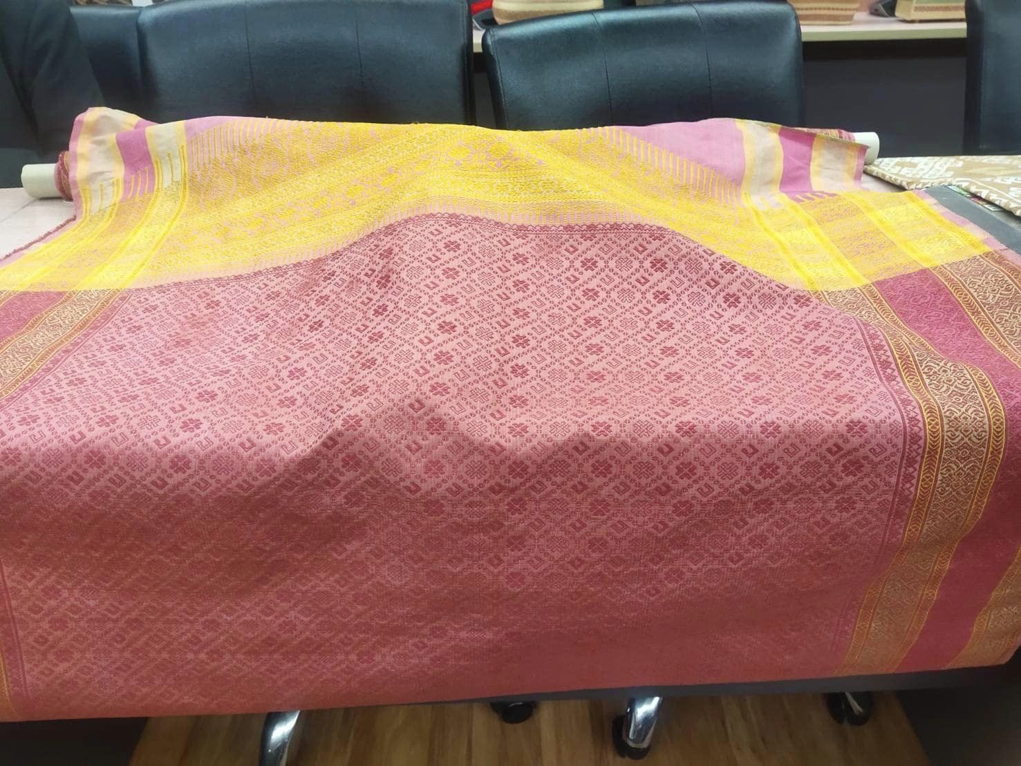 พช.อยุธยา จัดการประชุมการพิจารณากลั่นกรองการประกวดผ้าลายพระราชทาน “ผ้าลายสิริวชิราภรณ์” และงานหัตถกรรม ระดับจังหวัด ประจำปี 2567