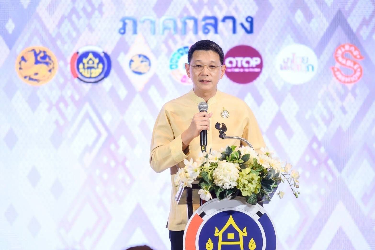 พช.อยุธยา ร่วมงานเปิดการประกวดผ้าลายพระราชทาน ‘ผ้าลายสิริวชิราภรณ์’ และงานหัตถกรรม ภาคกลาง ผู้ประกอบการทั่วประเทศ