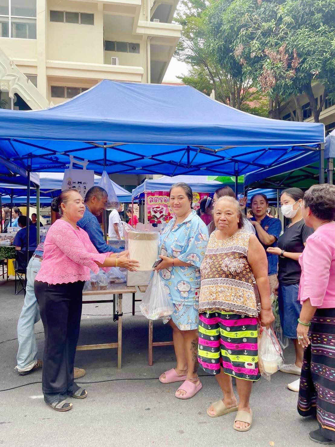 พช.กรุงเก่า สนับสนุนตลาดนัดคนไทยยิ้มได้ เพิ่มช่องทางการตลาดผลิตภัณฑ์ชุมชน