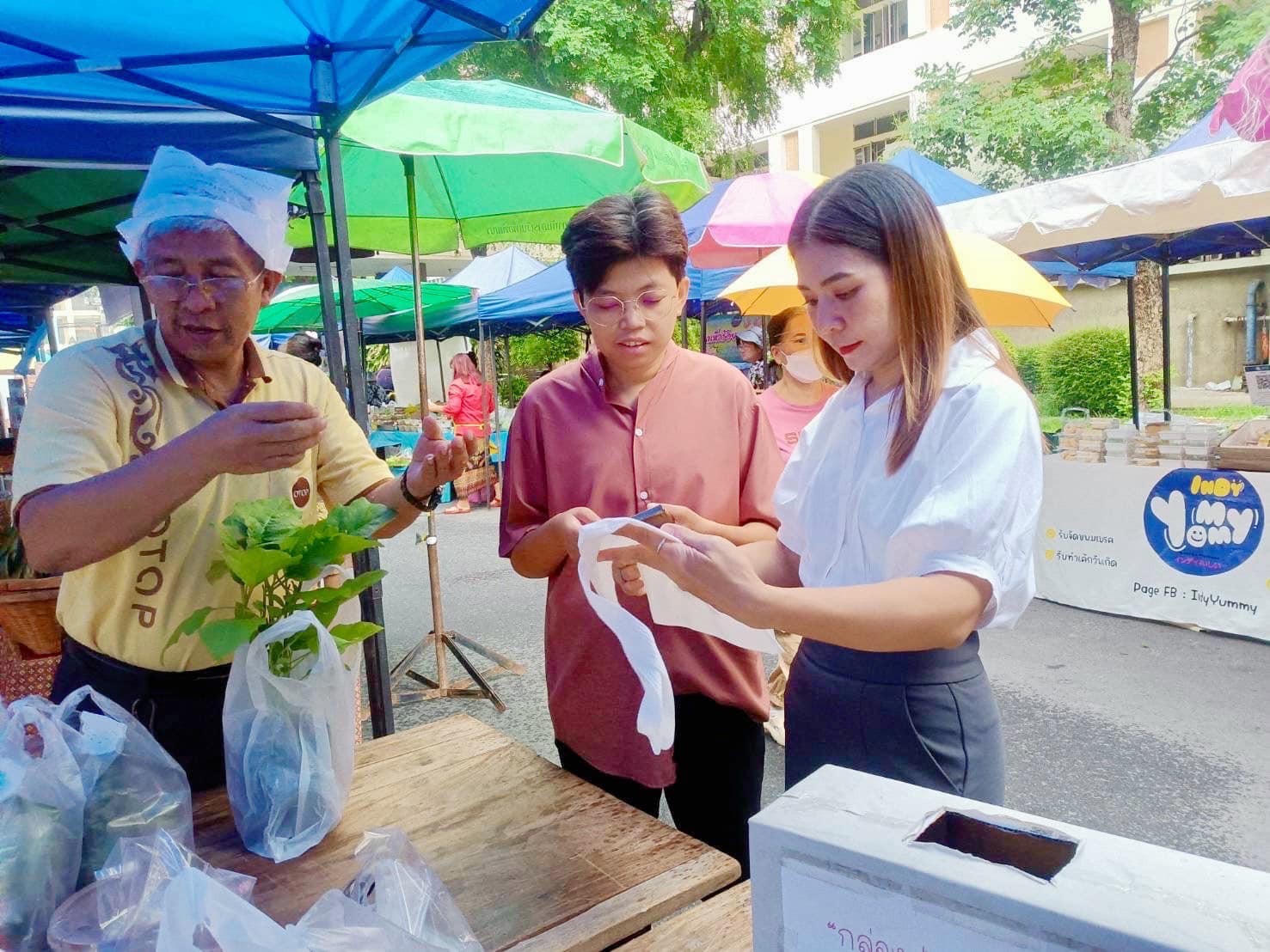 พช.กรุงเก่า สนับสนุนตลาดนัดคนไทยยิ้มได้ เพิ่มช่องทางการตลาดผลิตภัณฑ์ชุมชน