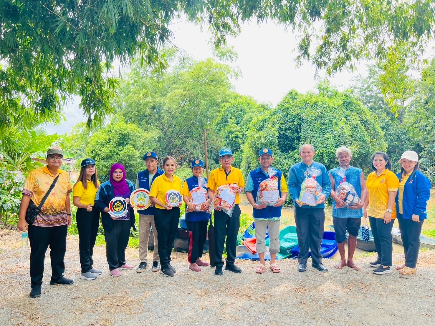 พช.อยุธยา ส่งต่อธารน้ำใจ มอบถุงยังชีพช่วยผู้ประสบอุทกภัยในพื้นที่จังหวัดพระนครศรีอยุธยา