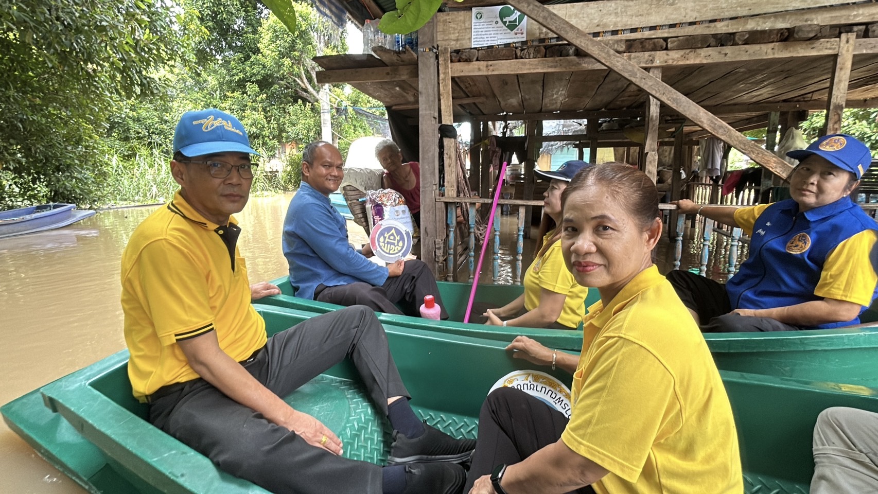 พช.อยุธยา ส่งต่อธารน้ำใจ มอบถุงยังชีพช่วยผู้ประสบอุทกภัยในพื้นที่จังหวัดพระนครศรีอยุธยา