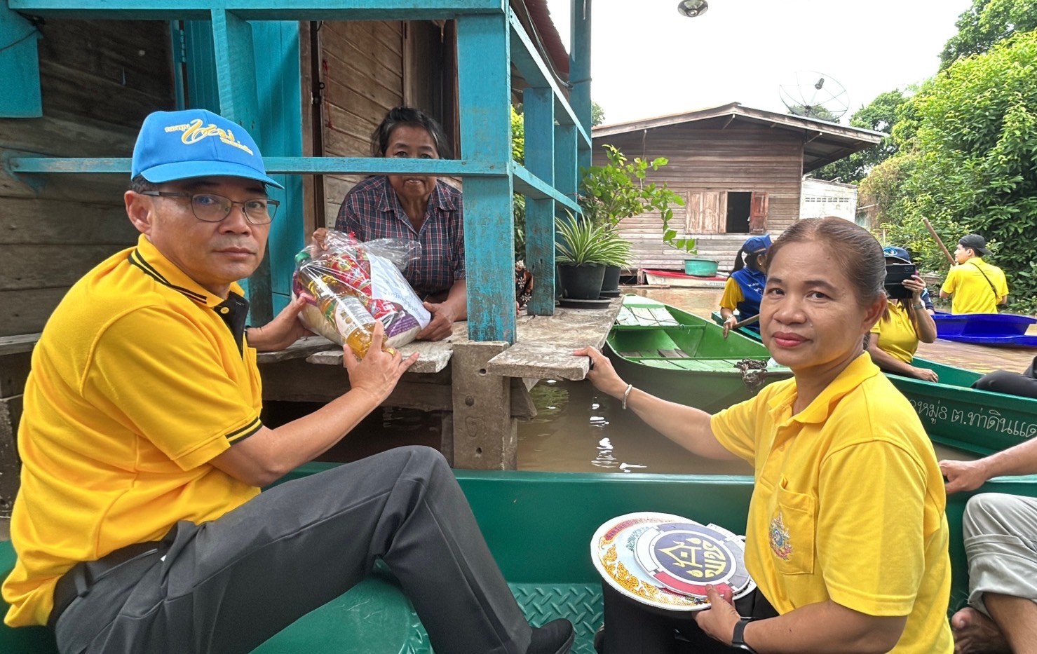 พช.อยุธยา ส่งต่อธารน้ำใจ มอบถุงยังชีพช่วยผู้ประสบอุทกภัยในพื้นที่จังหวัดพระนครศรีอยุธยา