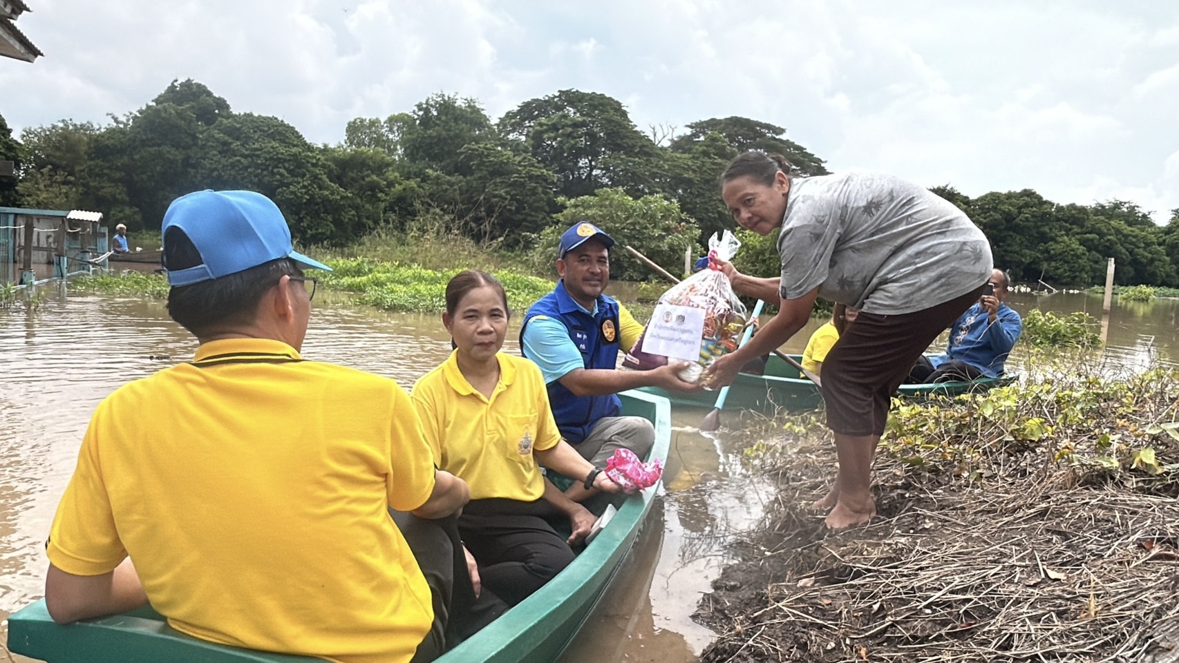 พช.อยุธยา ส่งต่อธารน้ำใจ มอบถุงยังชีพช่วยผู้ประสบอุทกภัยในพื้นที่จังหวัดพระนครศรีอยุธยา