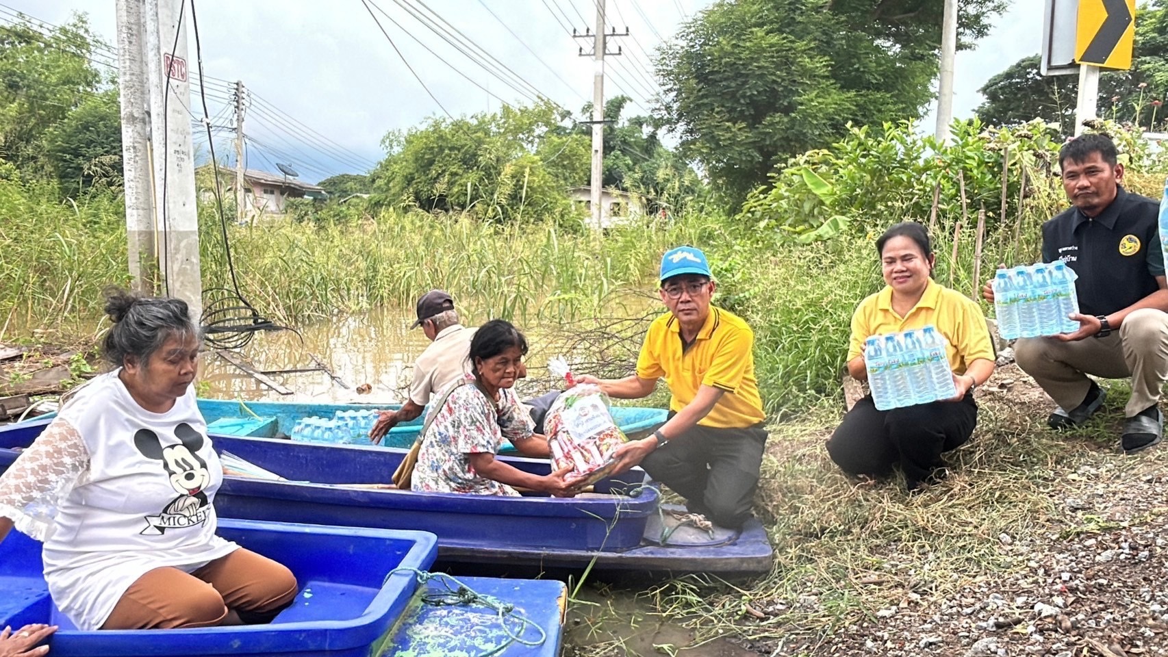 พช.อยุธยา ส่งต่อธารน้ำใจ มอบถุงยังชีพช่วยผู้ประสบอุทกภัยในพื้นที่จังหวัดพระนครศรีอยุธยา