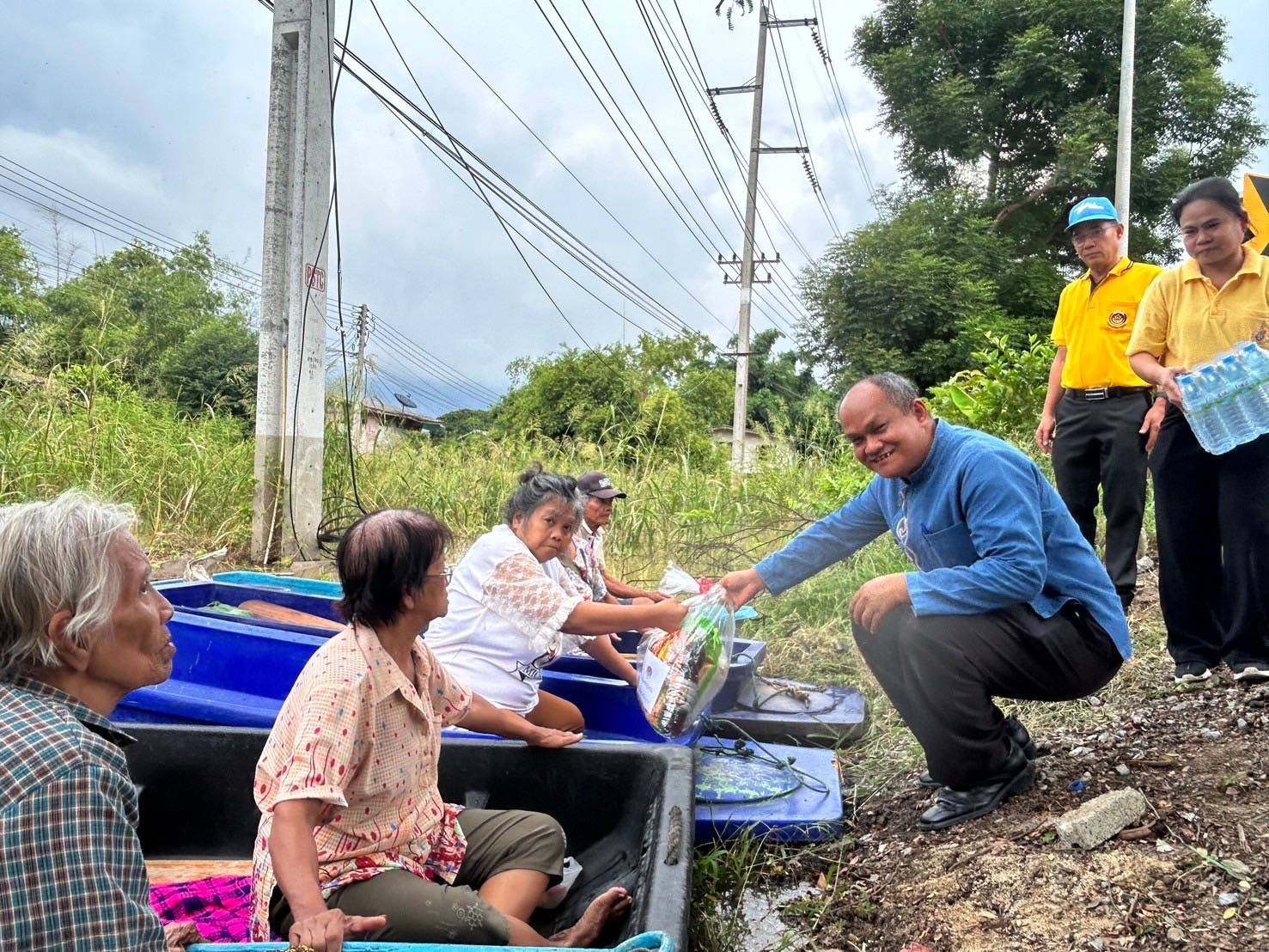 พช.อยุธยา ส่งต่อธารน้ำใจ มอบถุงยังชีพช่วยผู้ประสบอุทกภัยในพื้นที่จังหวัดพระนครศรีอยุธยา