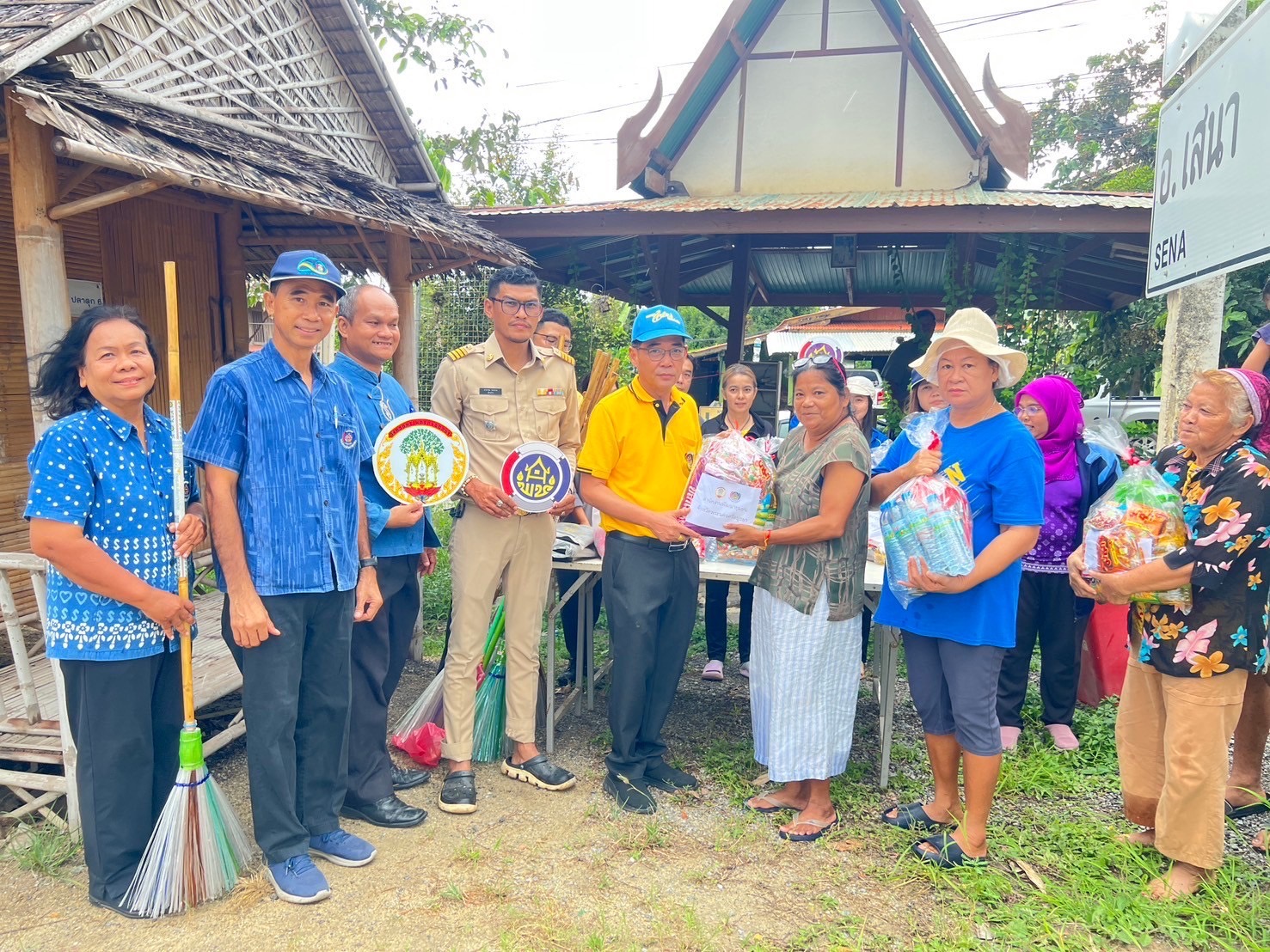 พช.อยุธยา ส่งต่อธารน้ำใจ มอบถุงยังชีพช่วยผู้ประสบอุทกภัยในพื้นที่จังหวัดพระนครศรีอยุธยา