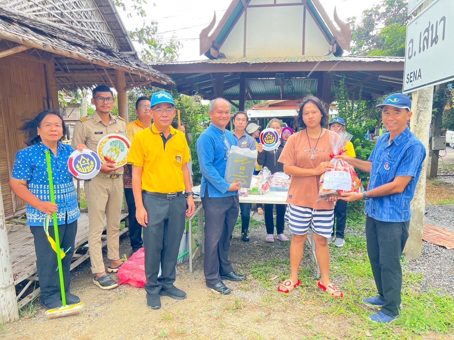 พช.อยุธยา ส่งต่อธารน้ำใจ มอบถุงยังชีพช่วยผู้ประสบอุทกภัยในพื้นที่จังหวัดพระนครศรีอยุธยา