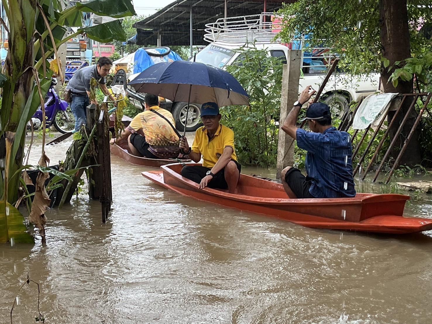 พช.อยุธยา ส่งต่อธารน้ำใจ มอบถุงยังชีพช่วยผู้ประสบอุทกภัยในพื้นที่จังหวัดพระนครศรีอยุธยา