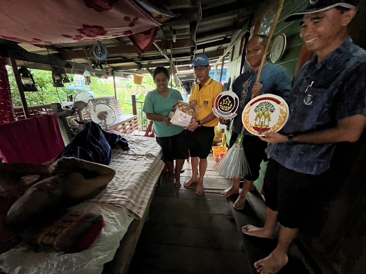 พช.อยุธยา ส่งต่อธารน้ำใจ มอบถุงยังชีพช่วยผู้ประสบอุทกภัยในพื้นที่จังหวัดพระนครศรีอยุธยา