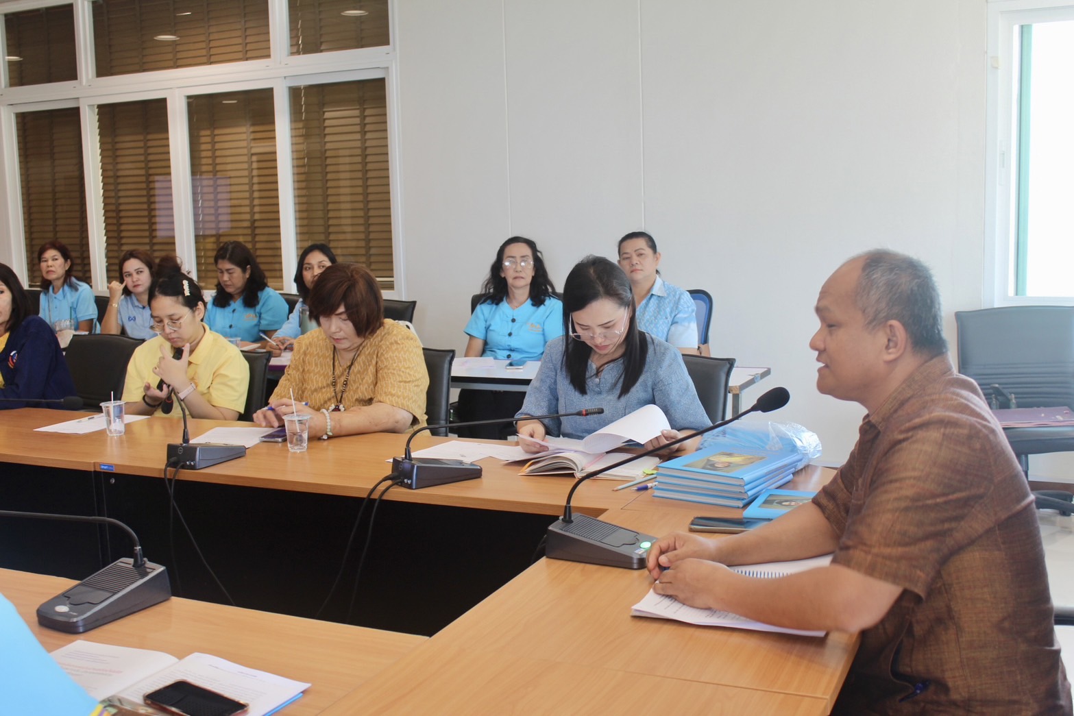 พช.กรุงเก่า จัดประชุมเจ้าหน้าที่พัฒนาชุมชนและคณะกรรมการเครือข่ายกองทุนแม่ของแผ่นดิน จังหวัดพระนครศรีอยุธยา ครั้งที่ 1/2567 เตรียมความพร้อมพิธีมอบเงินพระราชทานขวัญถุงกองทุนแม่ของแผ่นดิน และพระฉายาลักษณ์