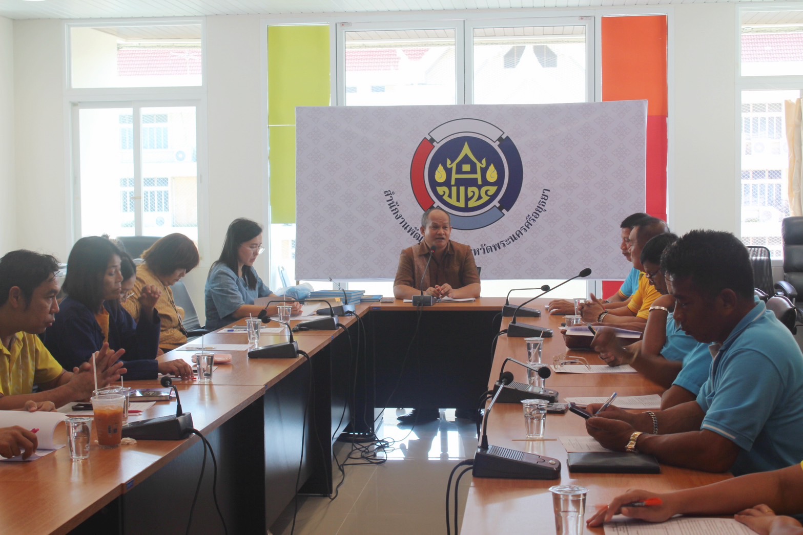 พช.กรุงเก่า จัดประชุมเจ้าหน้าที่พัฒนาชุมชนและคณะกรรมการเครือข่ายกองทุนแม่ของแผ่นดิน จังหวัดพระนครศรีอยุธยา ครั้งที่ 1/2567 เตรียมความพร้อมพิธีมอบเงินพระราชทานขวัญถุงกองทุนแม่ของแผ่นดิน และพระฉายาลักษณ์