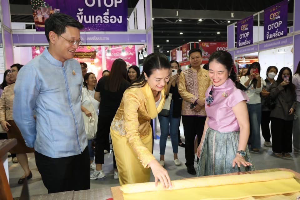 พช.อยุธยา ร่วมพิธีเปิด “OTOP City 2024 Happy Market”
