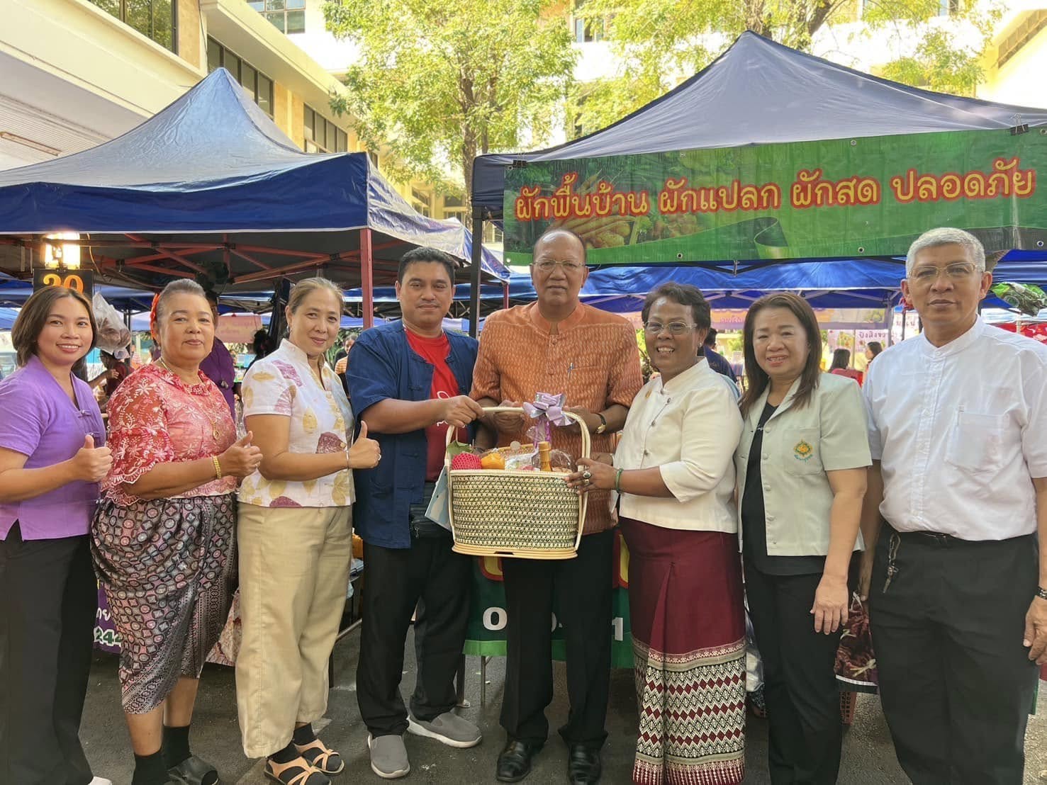 พช.กรุงเก่า สวัสดีปีใหม่พร้อมอวยพรให้กำลังใจและสนับสนุนผู้ผลิต ผู้ประกอบการ OTOP ตลาดนัดคนไทยยิ้มได้ จังหวัดพระนครศรีอยุธยา