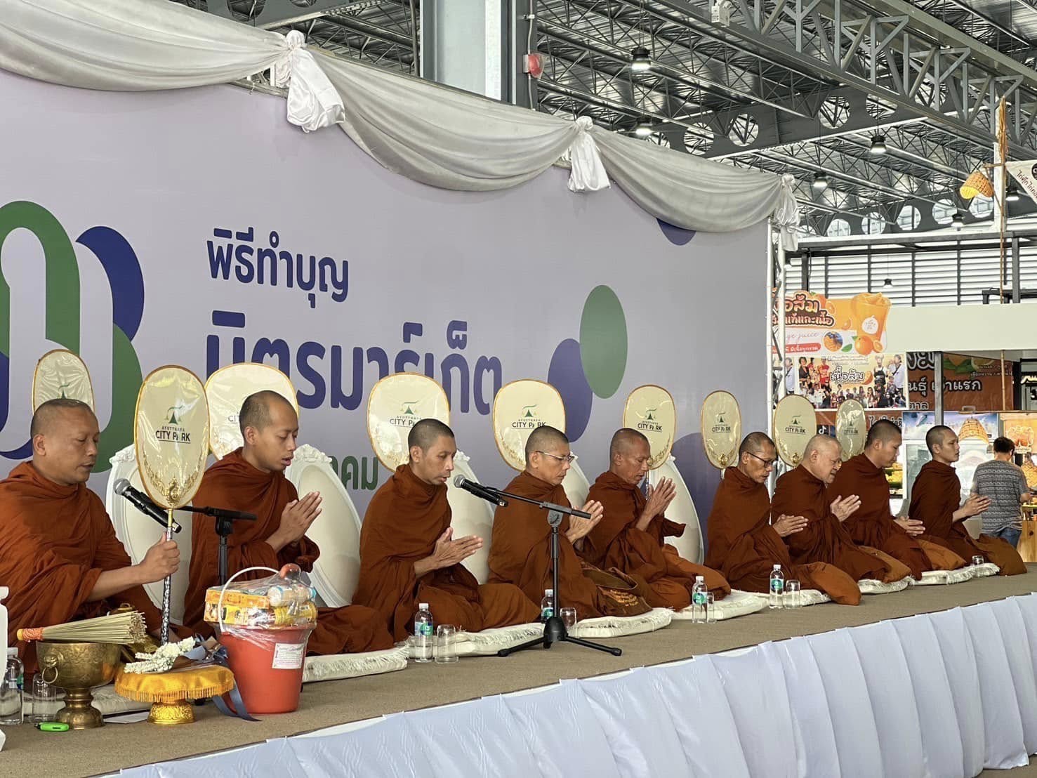 พช.อยุธยา ร่วมพิธีทำบุญถวายภัตตาหารเพลพระสงฆ์ เนื่องในโอกาสเปิดตลาดมิตรมาร์เก็ต ดอนเมือง