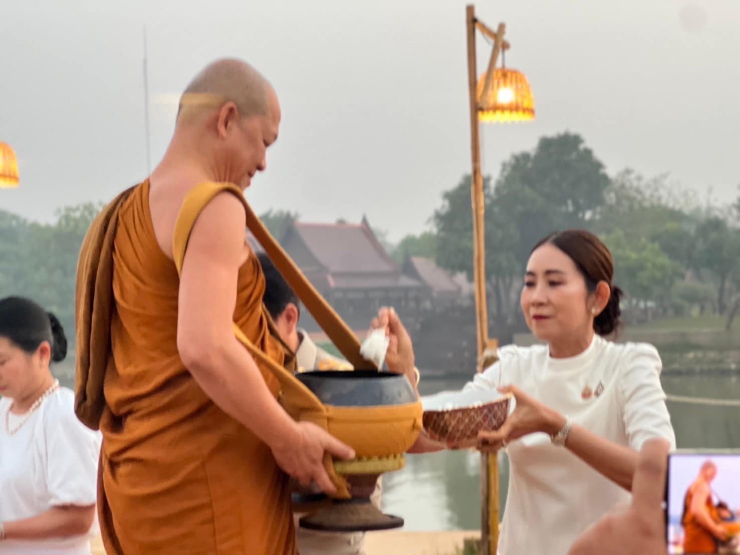 พช.พระนครศรีอยุธยา ร่วมพิธีตักบาตรและบรรยายธรรม โครงการร้อยใจไทย สืบสานราชธรรม ทั้งแผ่นดิน เพื่อถวายเป็นพระราชกุศล แด่พระบาทสมเด็จพระวชิรเกล้าเจ้าอยู่หัว ในปีเฉลิมพระเกียรติเฉลิมพระชนมพรรษา ครบ 6 รอบ 72 พรรษา