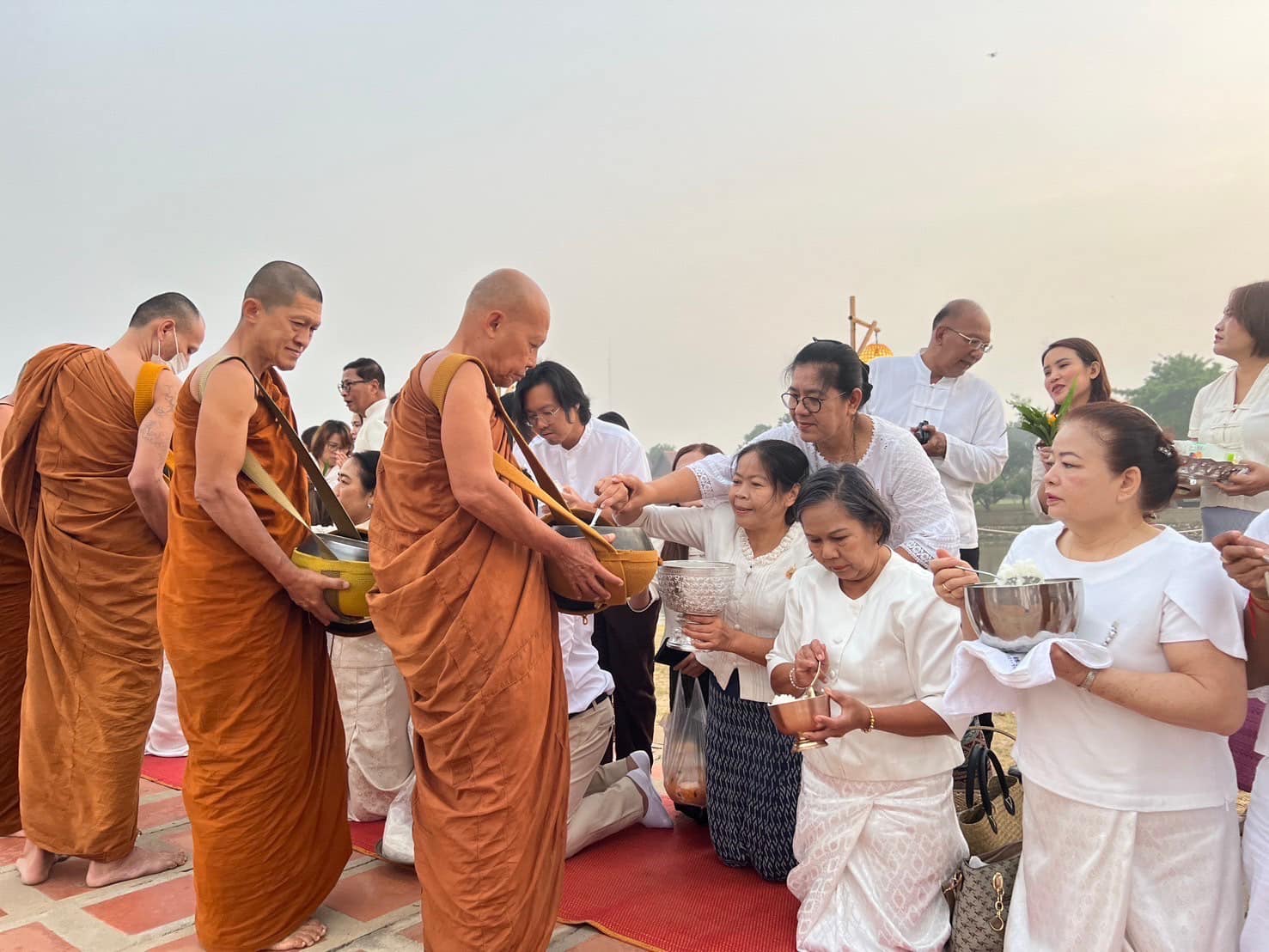 พช.พระนครศรีอยุธยา ร่วมพิธีตักบาตรและบรรยายธรรม โครงการร้อยใจไทย สืบสานราชธรรม ทั้งแผ่นดิน เพื่อถวายเป็นพระราชกุศล แด่พระบาทสมเด็จพระวชิรเกล้าเจ้าอยู่หัว ในปีเฉลิมพระเกียรติเฉลิมพระชนมพรรษา ครบ 6 รอบ 72 พรรษา