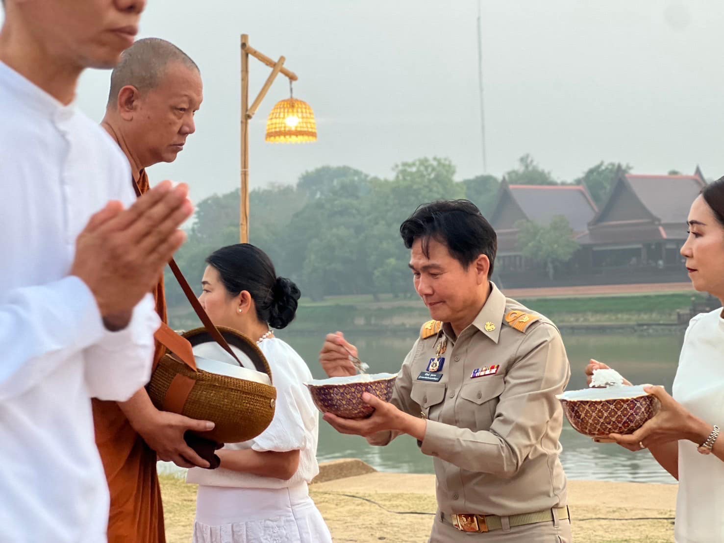 พช.พระนครศรีอยุธยา ร่วมพิธีตักบาตรและบรรยายธรรม โครงการร้อยใจไทย สืบสานราชธรรม ทั้งแผ่นดิน เพื่อถวายเป็นพระราชกุศล แด่พระบาทสมเด็จพระวชิรเกล้าเจ้าอยู่หัว ในปีเฉลิมพระเกียรติเฉลิมพระชนมพรรษา ครบ 6 รอบ 72 พรรษา