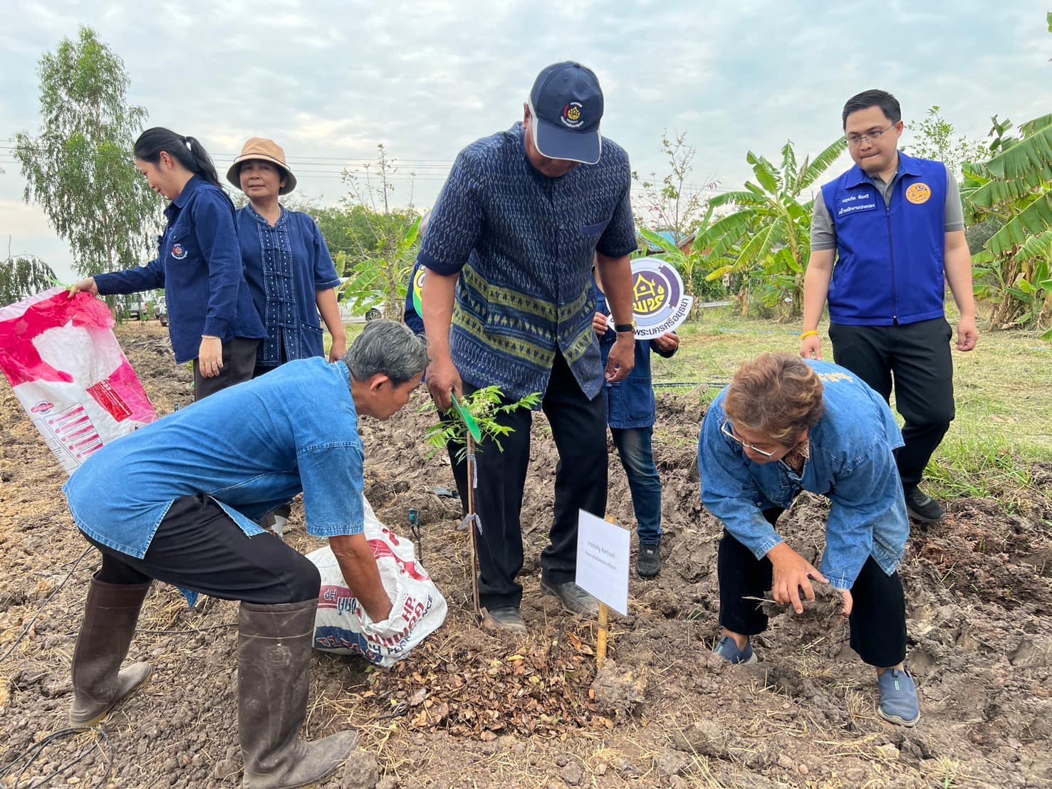 จังหวัดพระนครศรีอยุธยา จัดกิจกรรม KICK OFF “ผู้นำต้องทำก่อน“ ขับเคลื่อนการน้อมนำแนวพระราชดำริของสมเด็จพระกนิษฐาธิราชเจ้า กรมสมเด็จพระเทพรัตนราชสุดา ฯ สยามบรมราชกุมารี ปลูกผักสวนครัว เพื่อสร้างความมั่นคงทางอาหาร