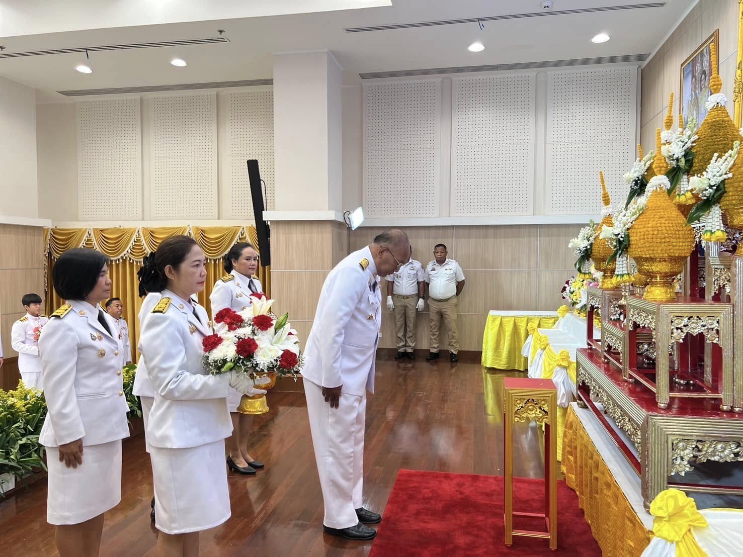 พช.อยุธยา ร่วมพิธีวางพานพุ่มดอกไม้ถวายราชสักการะเบื้องหน้าพระบรมสาทิสลักษณ์ พระบาทสมเด็จพระพุทธเลิศหล้านภาลัย เนื่องในวันระลึก “พระบาทสมเด็จพระพุทธเลิศหล้านภาลัย” ประจำปี พ.ศ. 2568