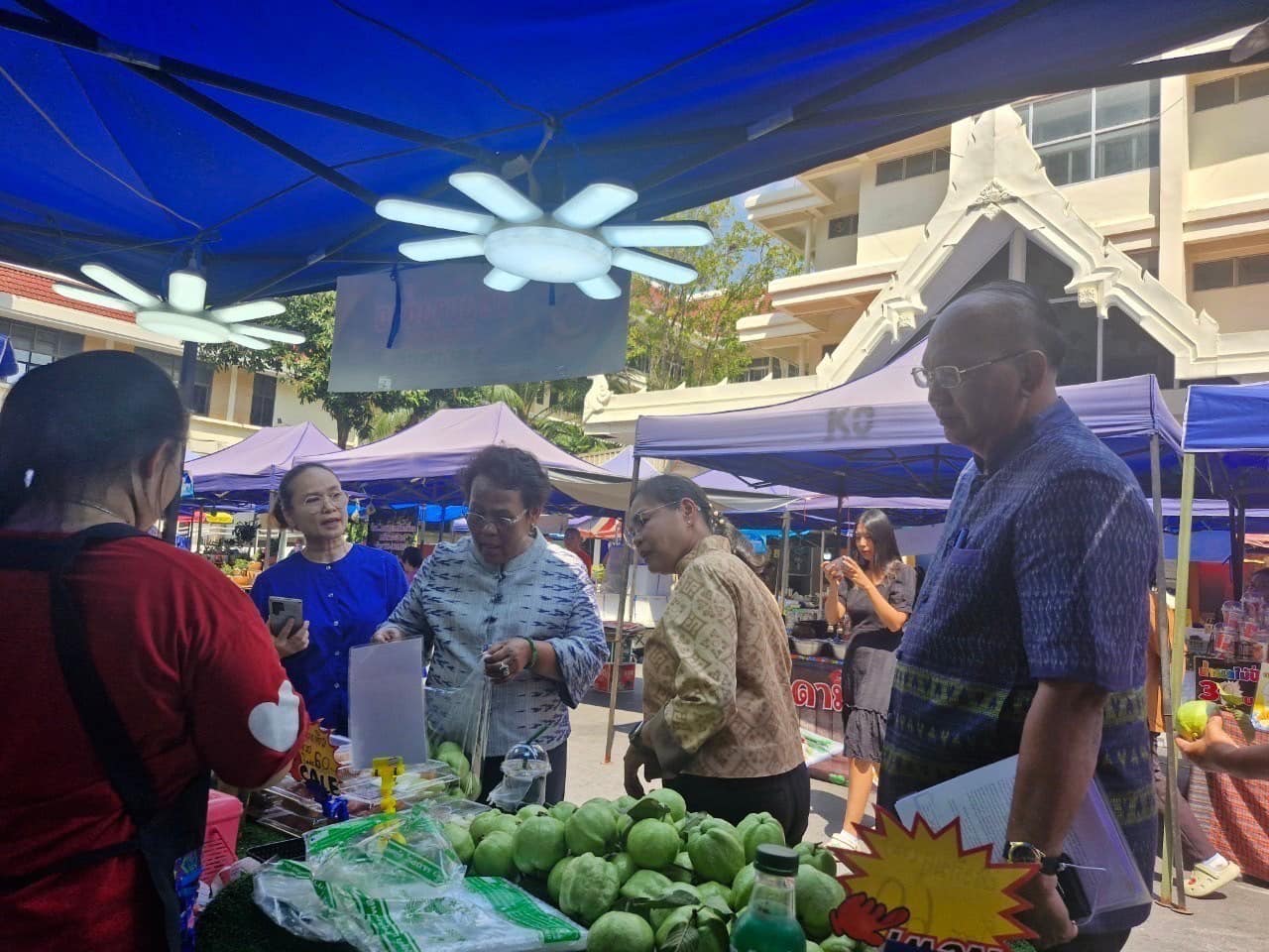 พช.กรุงเก่า ให้การต้อนรับผู้ตรวจราชการกรมฯ เยี่ยมชม ให้กำลังใจและสนับสนุนผู้ผลิต ผู้ประกอบการ OTOP ตลาดนัดคนไทยยิ้มได้ จังหวัดพระนครศรีอยุธยา