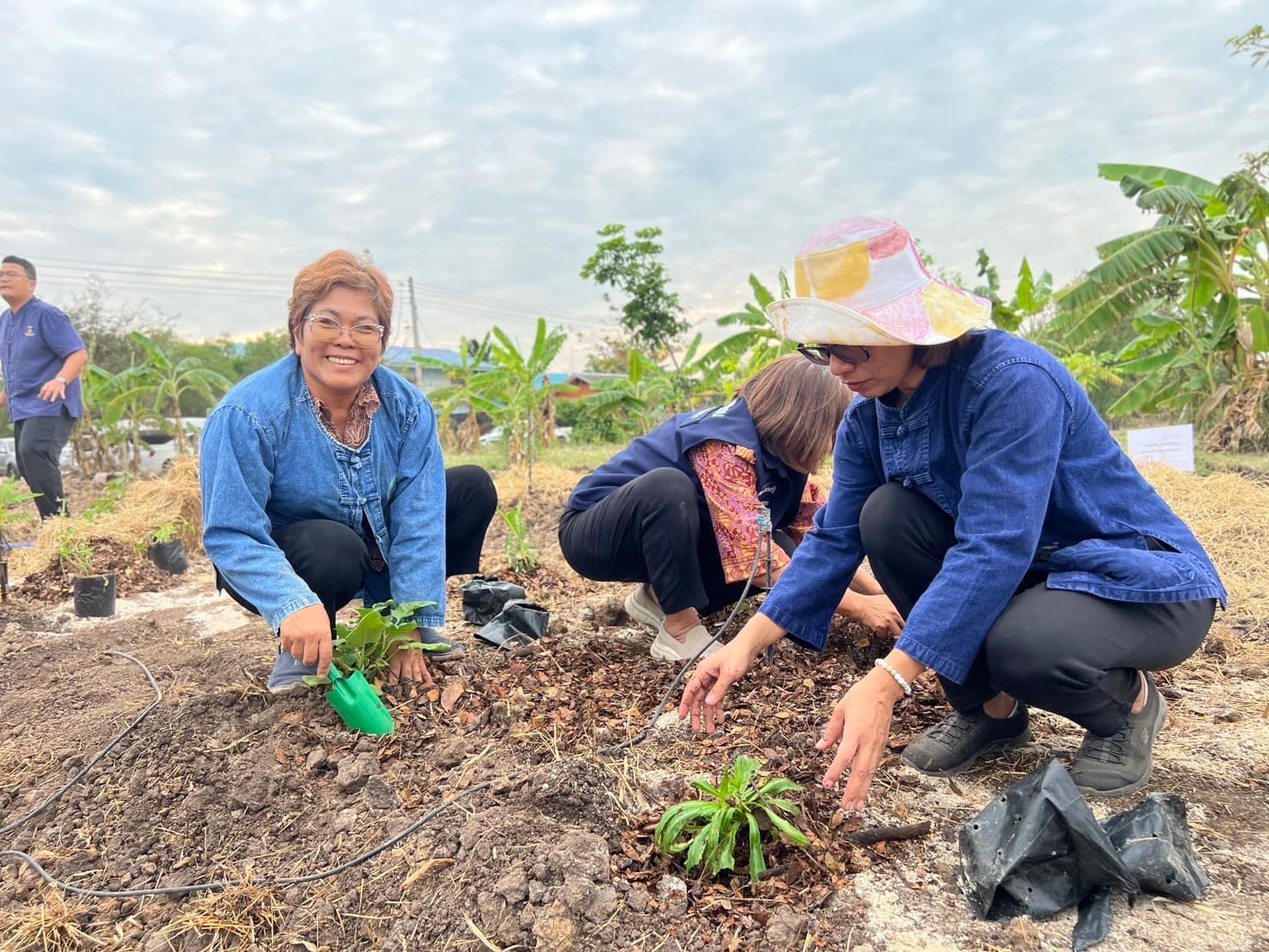 จังหวัดพระนครศรีอยุธยา จัดกิจกรรม KICK OFF “ผู้นำต้องทำก่อน“ ขับเคลื่อนการน้อมนำแนวพระราชดำริของสมเด็จพระกนิษฐาธิราชเจ้า กรมสมเด็จพระเทพรัตนราชสุดา ฯ สยามบรมราชกุมารี ปลูกผักสวนครัว เพื่อสร้างความมั่นคงทางอาหาร